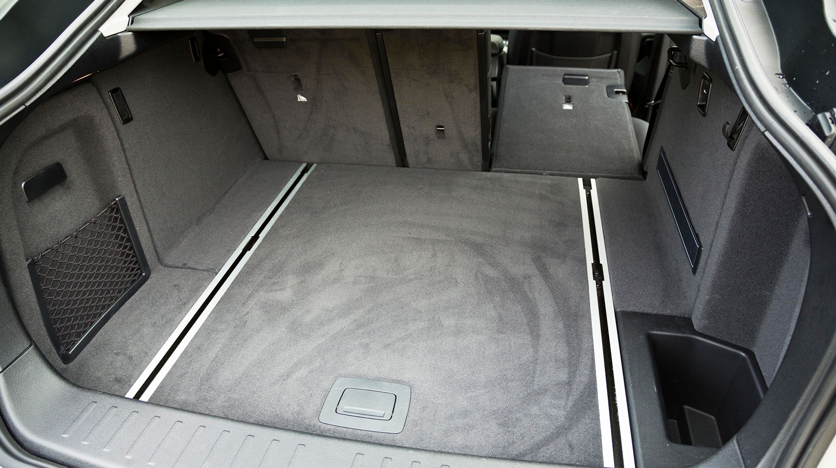 Den faldende taglinje giver BMW X4 dens egen form. Bagklappen styres elektrisk og åbner over bagruden.