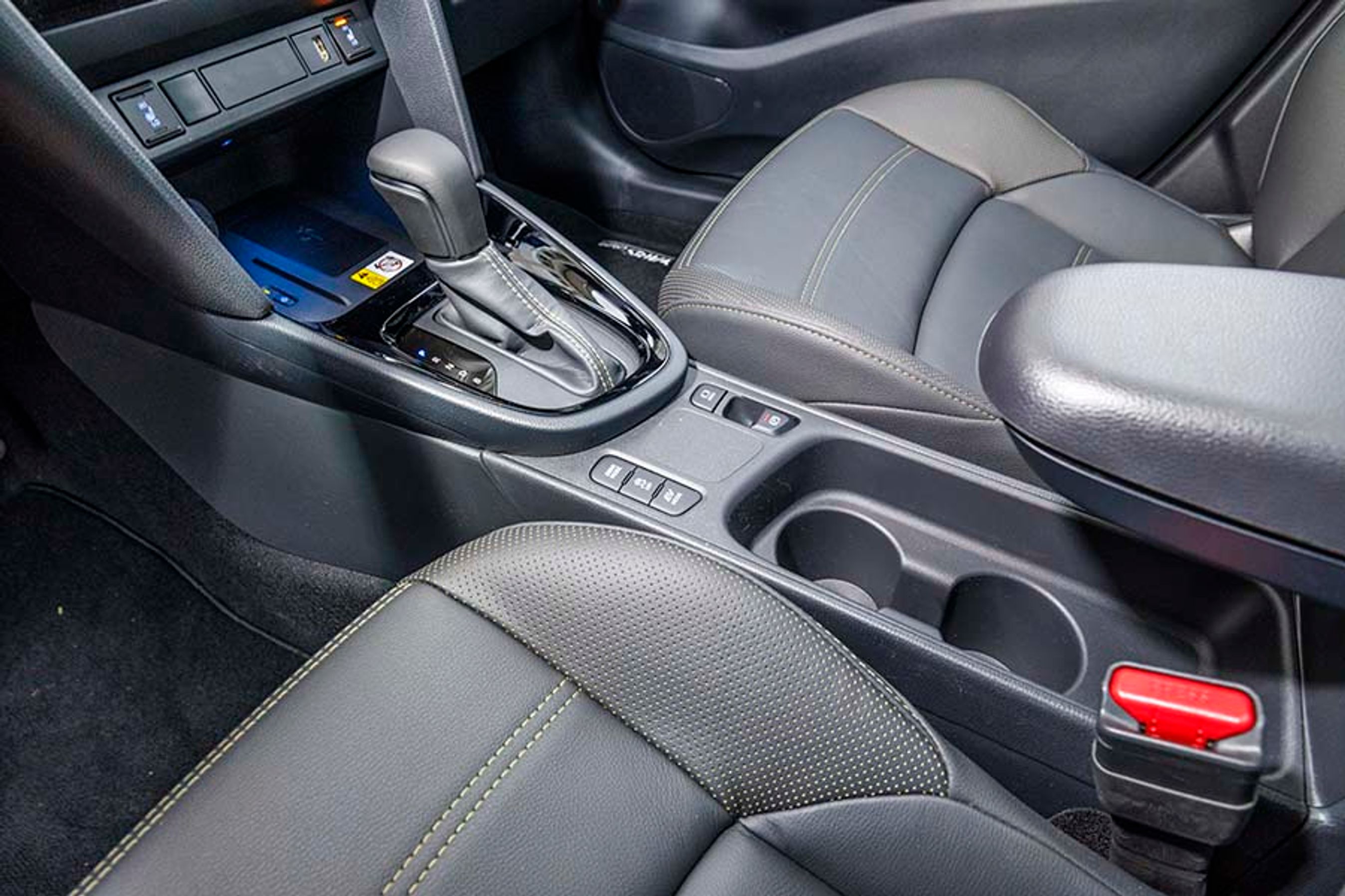 Toyota har gået tilbage til traditionelle gearvælgere, der burde være nemmere at betjene. Men vi oplevede flere gange at ende i B i stedet for D. Det betyder, at der er mere regenerering under kørslen. 