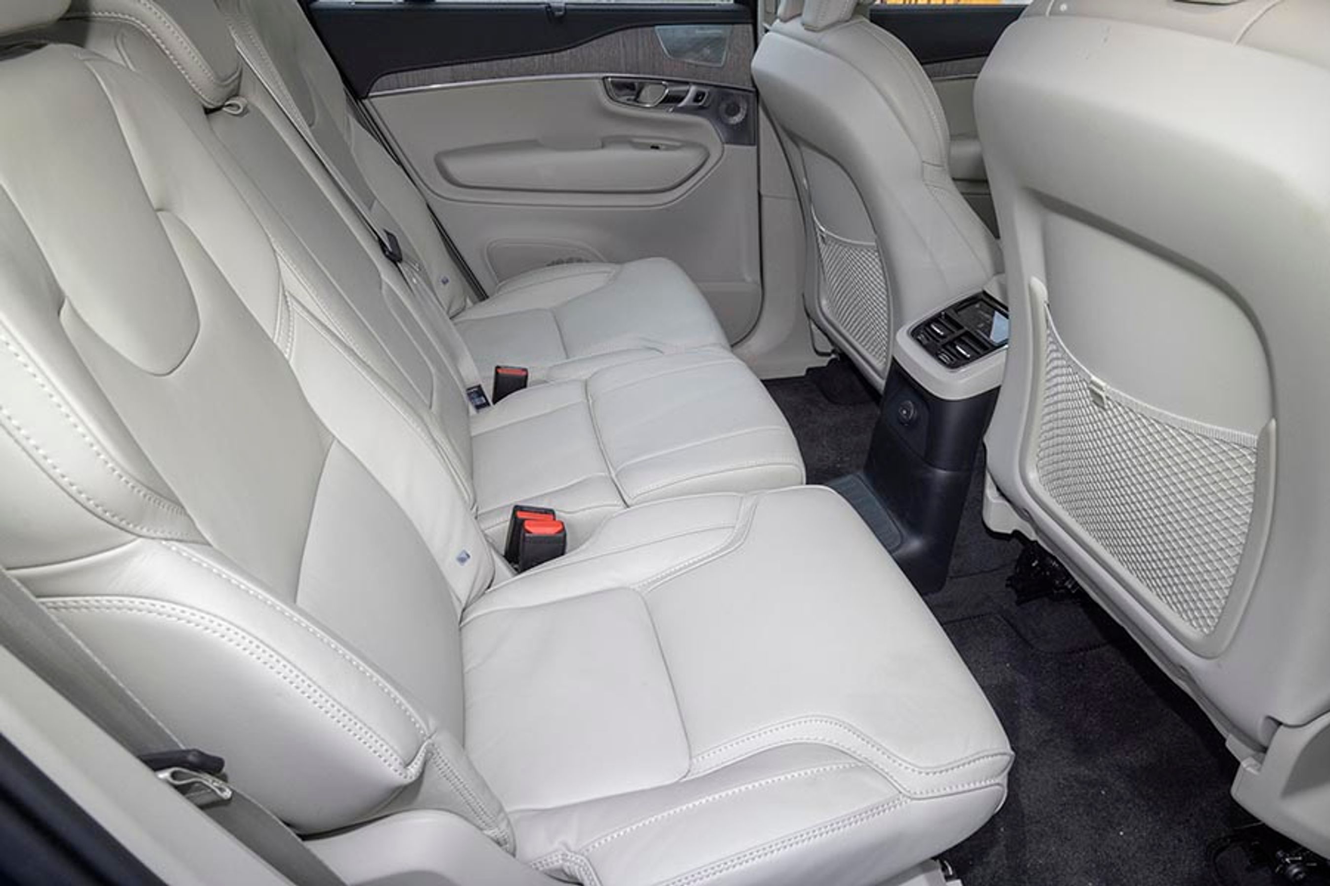 Bagsædet byder på god plads, og der er tre separate stole, der kan længdeforskydes, og hvor hældningen på ryglænet kan justeres.