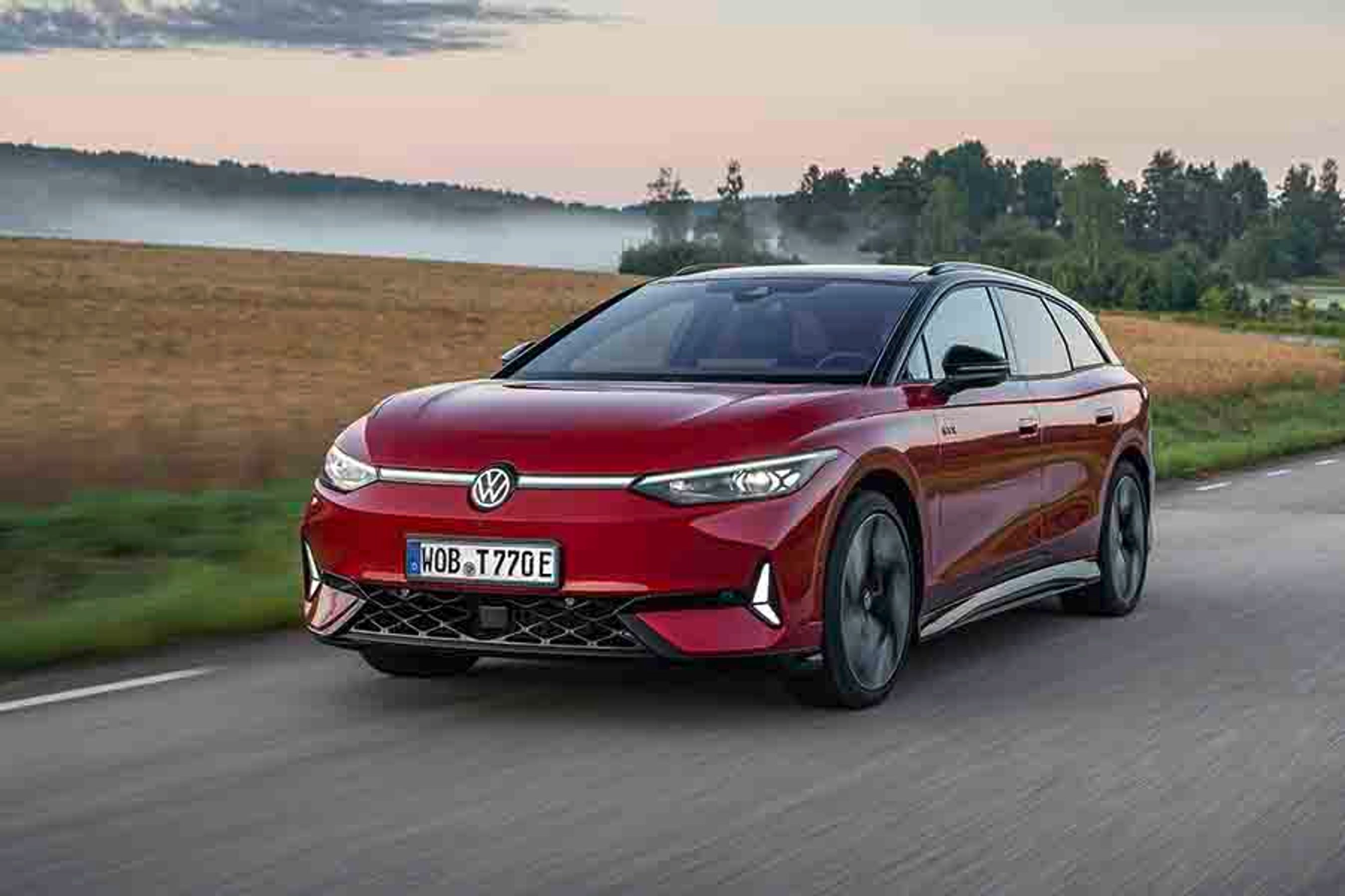 VW ID.7 fås nu som stationcar, hvilket giver den efternavnet Tourer. Merprisen i forhold til 5-dørsudgaven er 15.000 kr. Her er det den firehjulstrukne GTX-udgave til 587.000 kr.