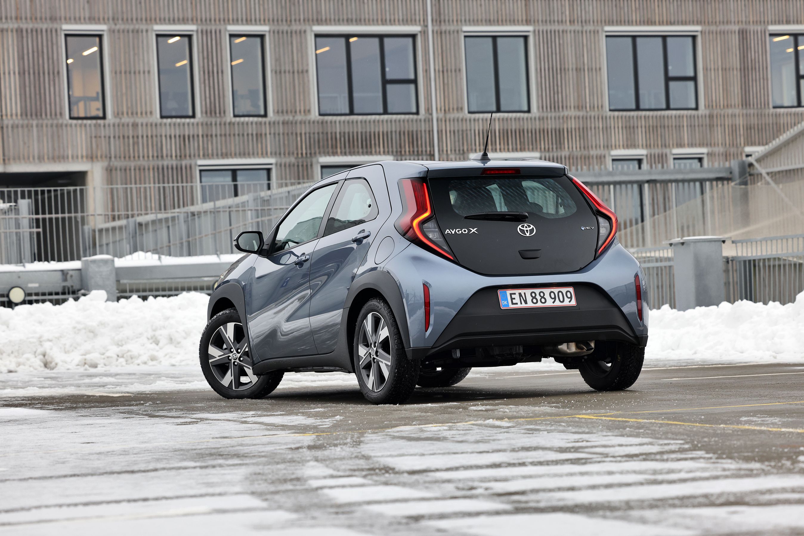 Mikrobilen Toyota Aygo X set bagfra