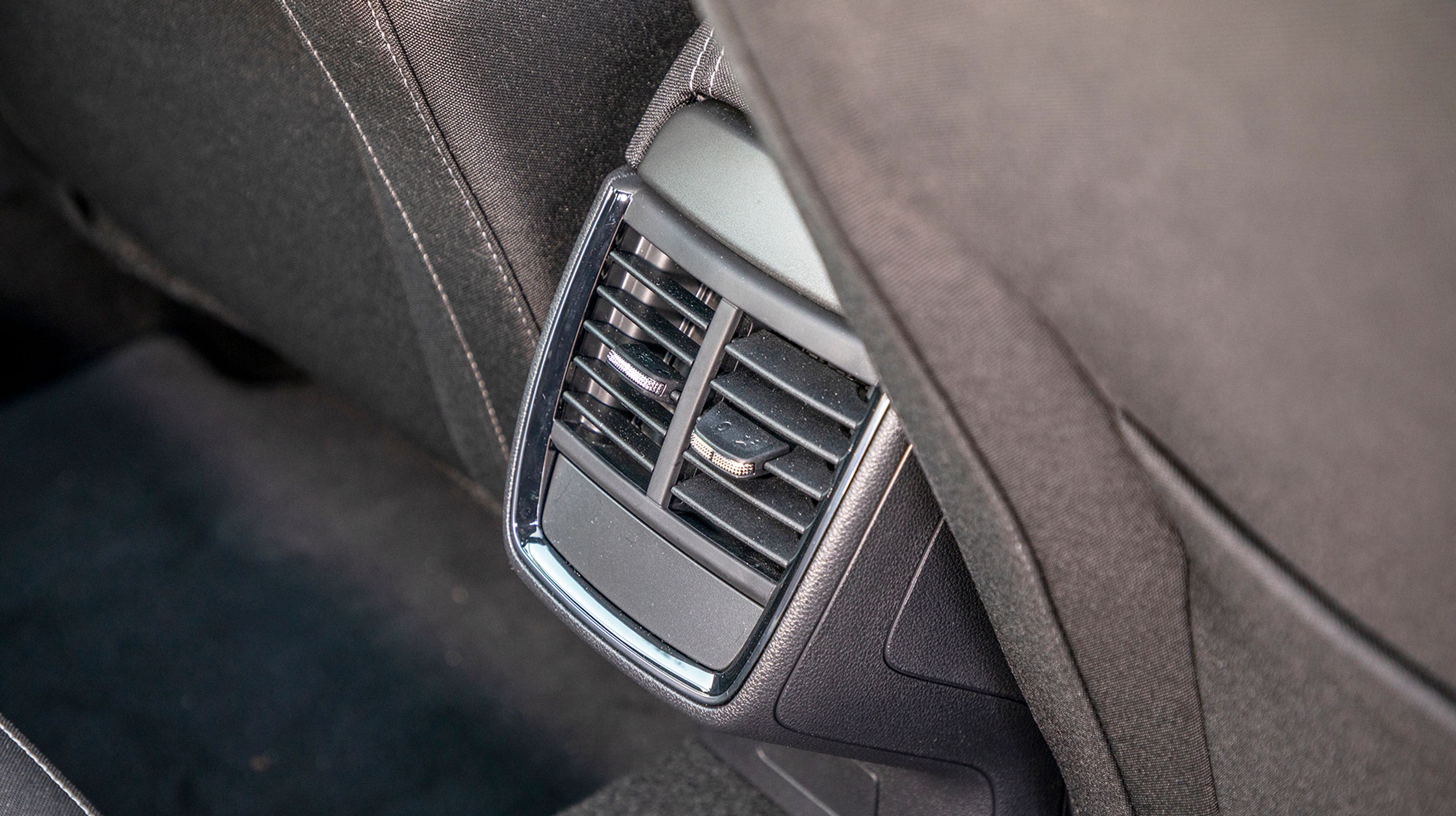 Friskluftdyser til bagsædet er et stort plus. Det gør opholdet bagi mere behageligt og kan være med til at forebygge køresyge.