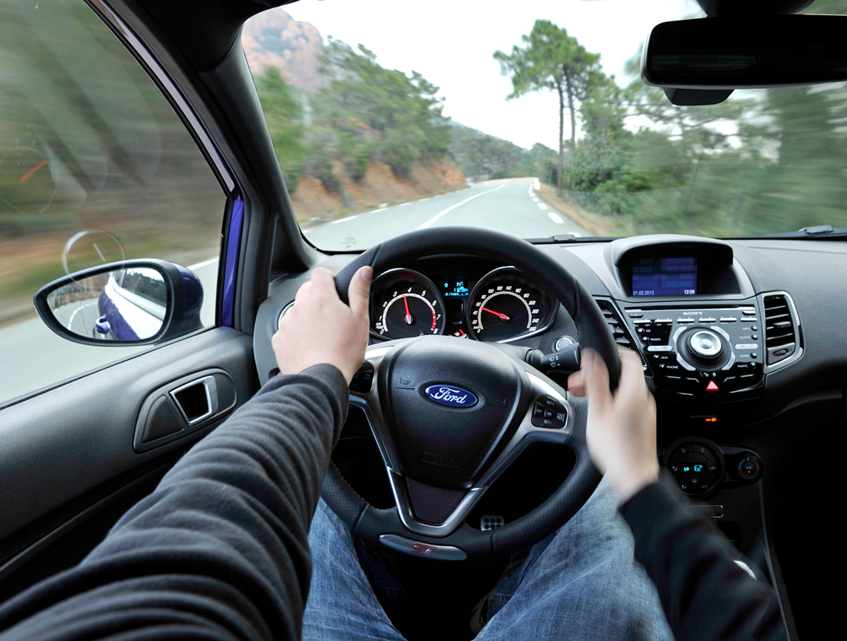 Instrumentbordet er ikke ændret i forhold til den almindelige Ford Fiesta, men der er kommet meget sportslige Recarosæder samt et lækker ST-læderrat.