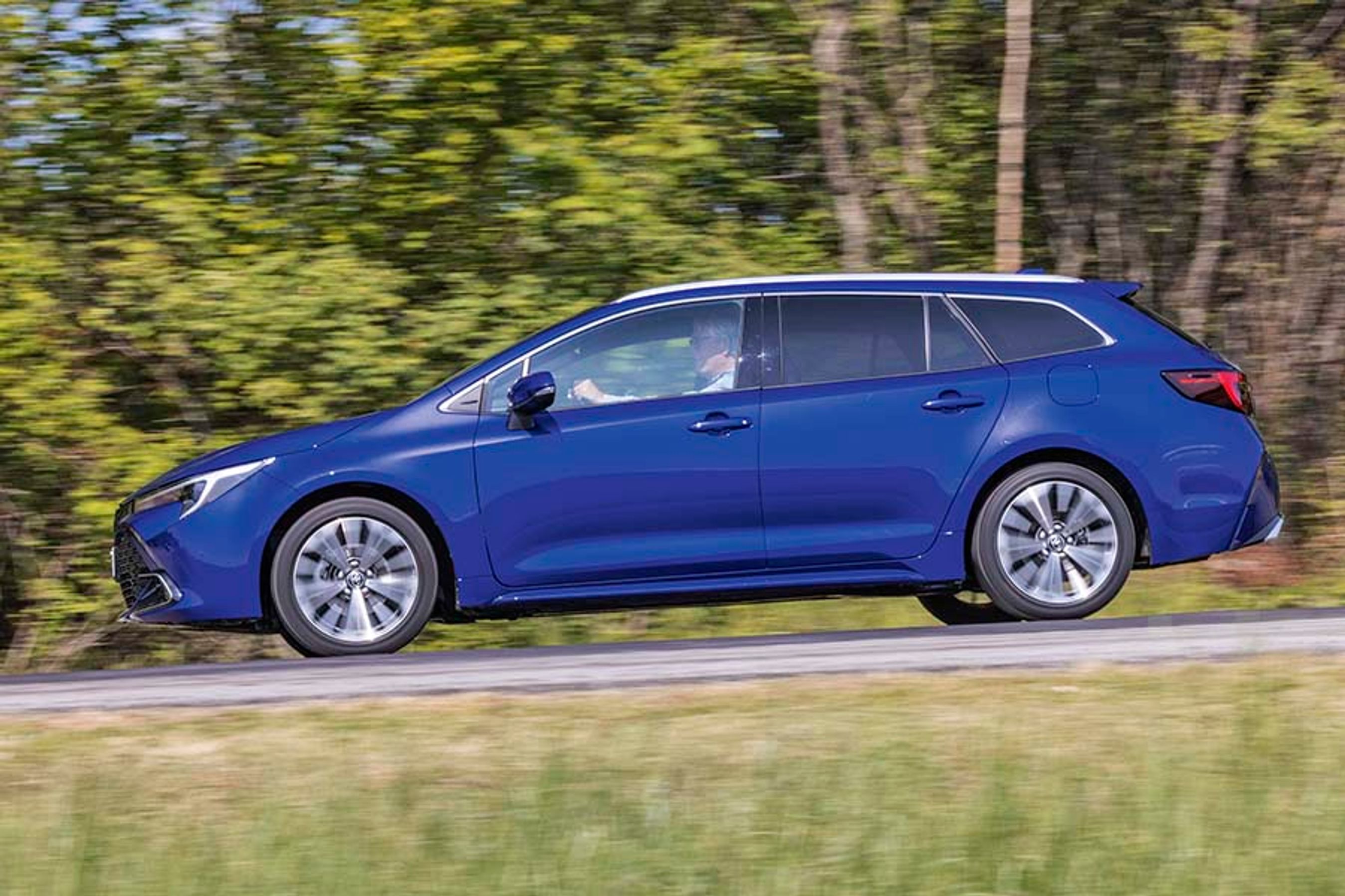 Stationcarudgaven hedder hos Toyota Touring Sports, og det er en rummelig bil med en forlænget akselafstand og et stort bagagerum.