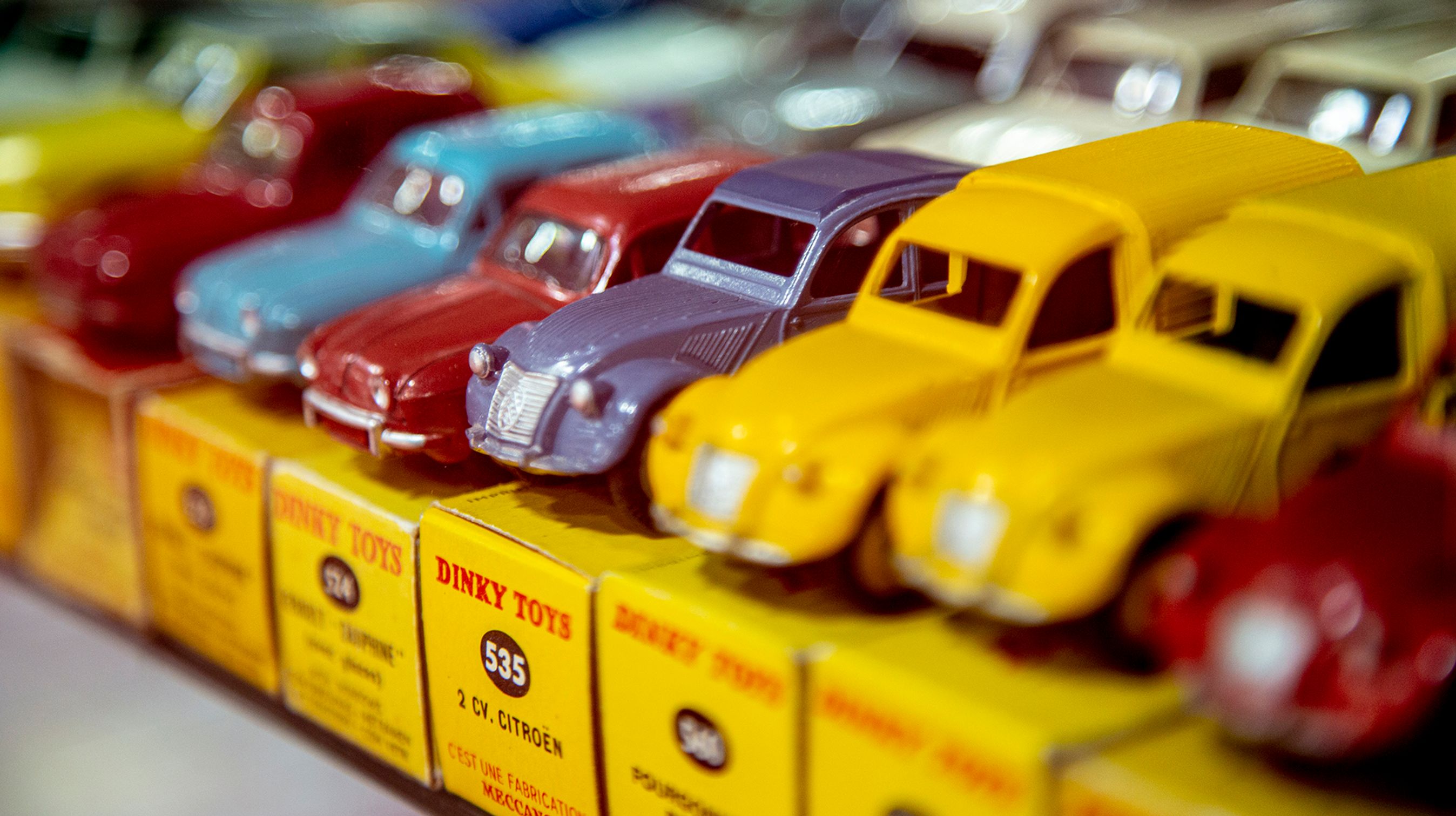 Modelbiler og legetøjsbiler i lange rækker – man kan hurtigt købe sig fattig på Rétromobile, også hvis man er til de små størrelser!