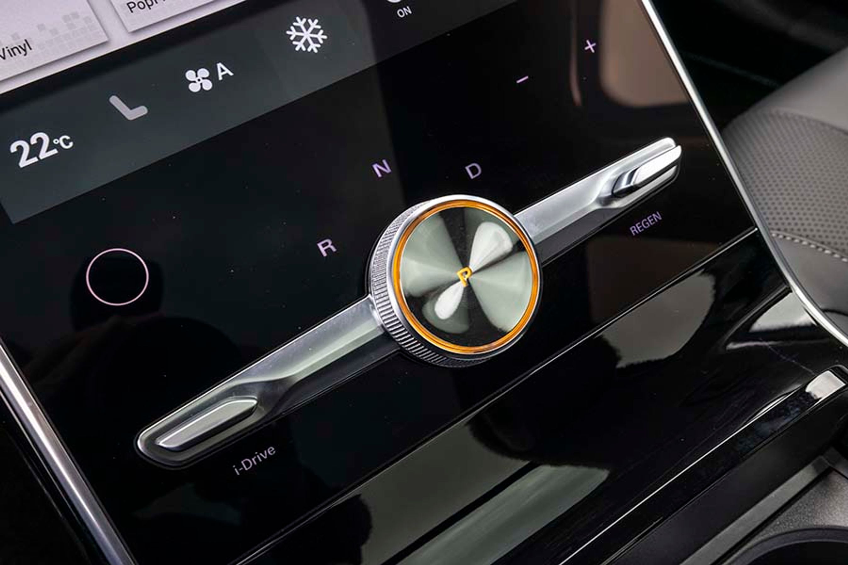 Gearvælgeren er placeret under den store skærm og er en drejeknap, der er let at betjene, uden at man behøver at se på den, mens man drejer den. Den går selv i P, når motoren slukkes.