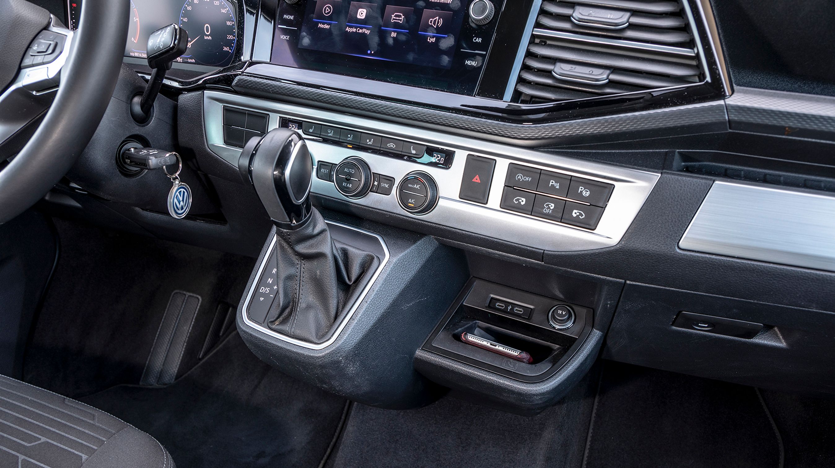 Det syvtrins automatgear af dobbeltkoblingstypen (DSG) fungerer glimrende. Men gearstangen er fortsat af den gammeldags type, hvor man selv skal sætte den i P efter hver køretur.