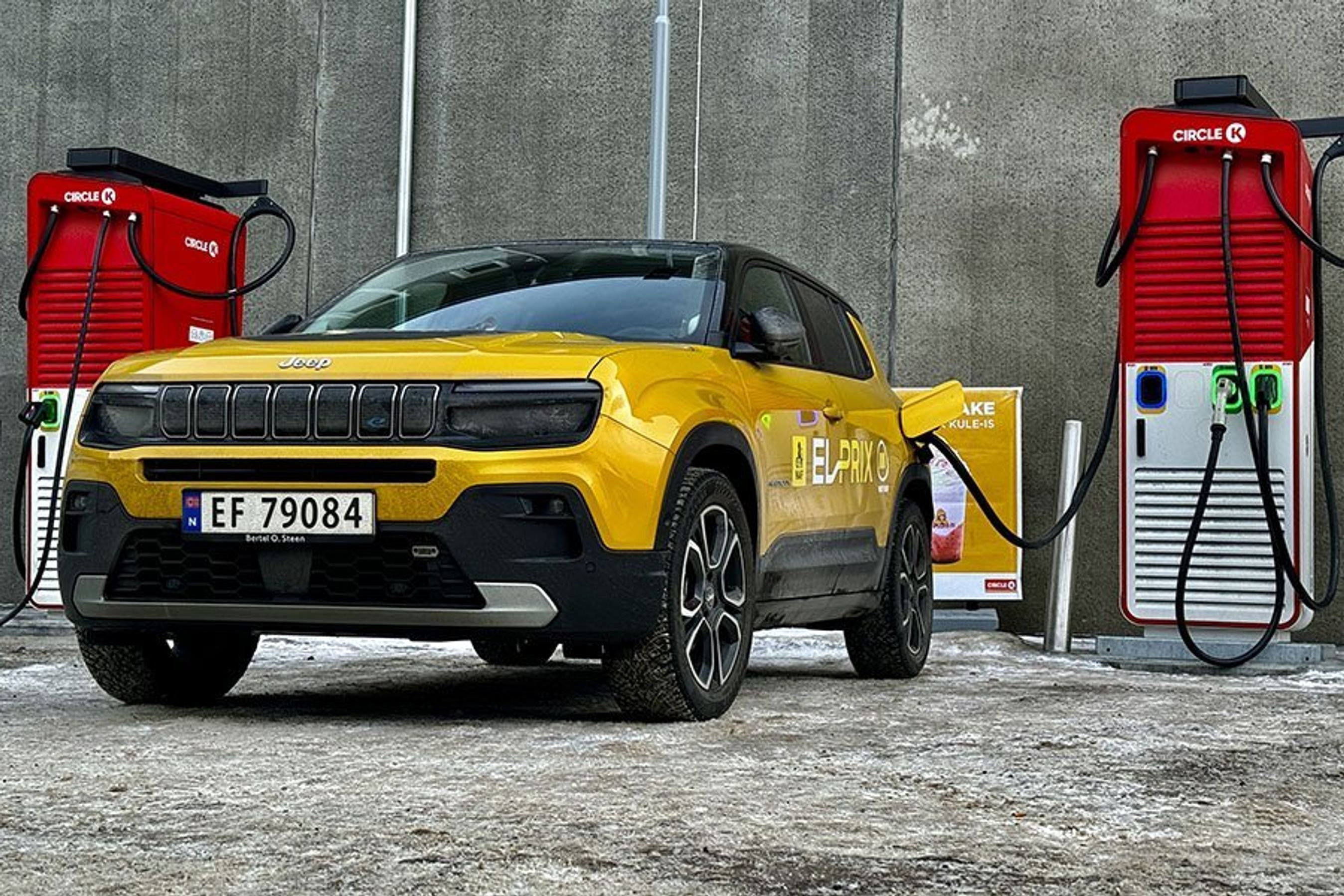 Jeep Avenger holder og lader.