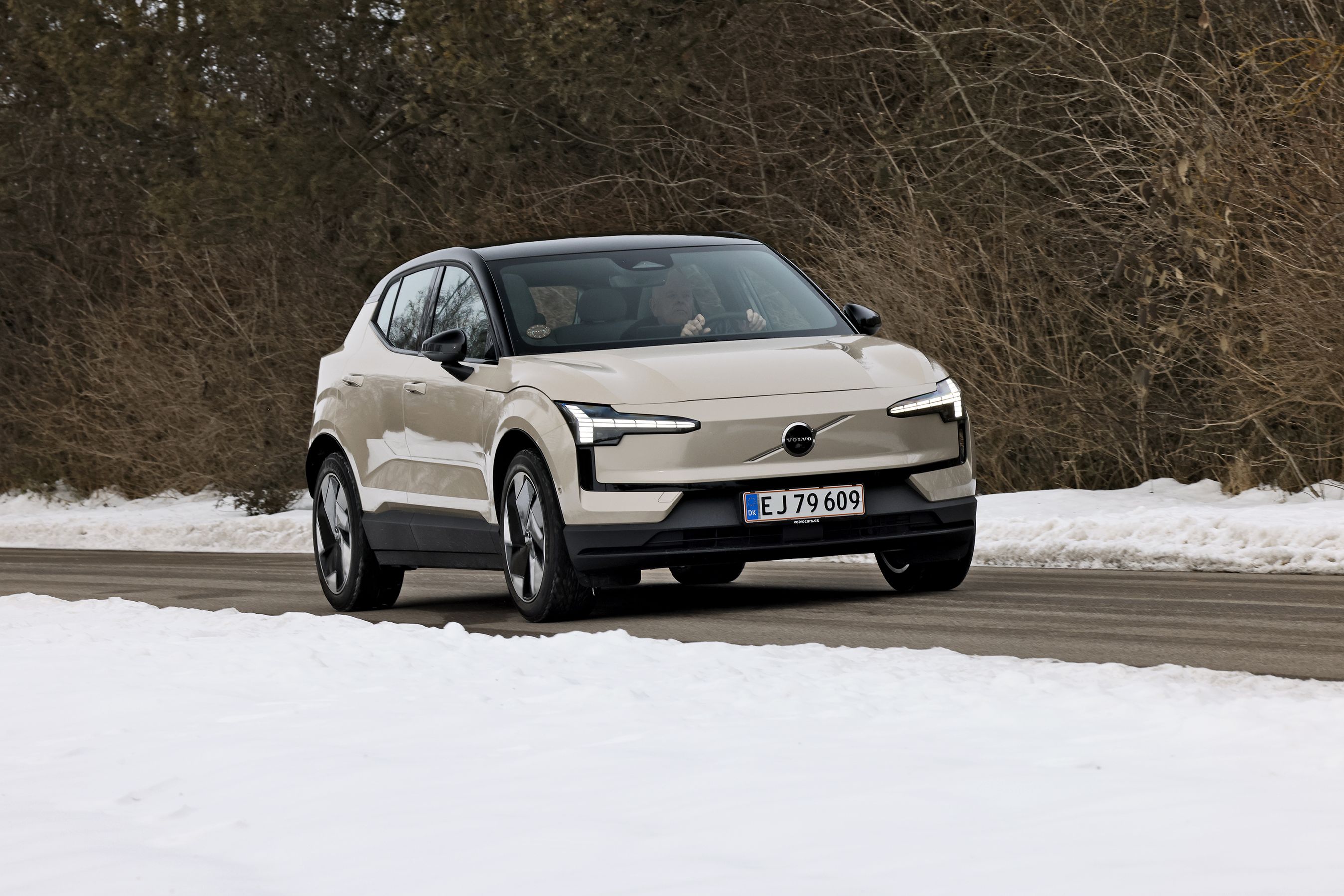 Volvo EX30 set forfra, mens den kører i snevejr