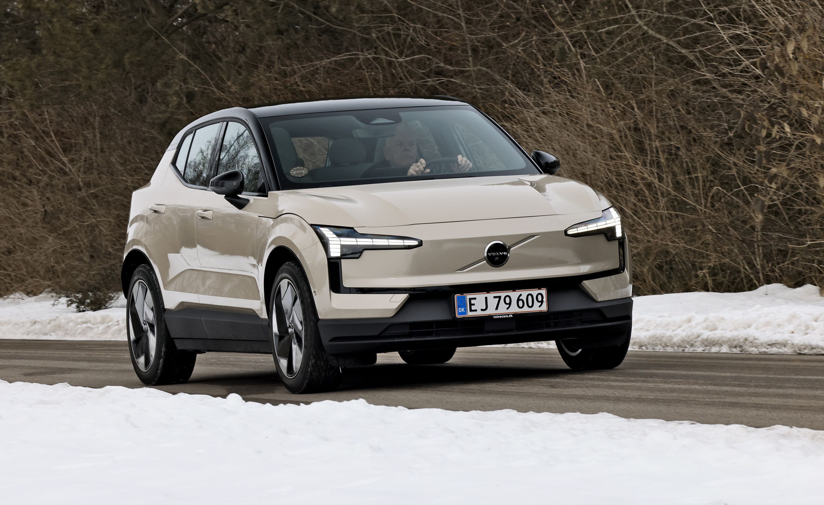 Volvo EX30 set forfra, mens den kører i snevejr
