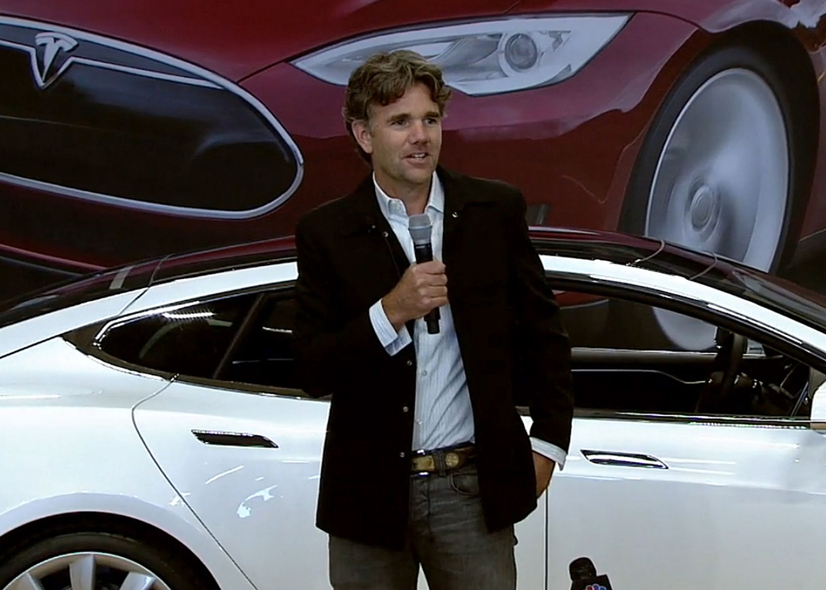 Designchef Franz von Holzhausen har ansvaret for designet af Model S, men danskeren Henrik Fisker har oprindelig haft flere fingre med i spillet. Hvor meget der er tilbage, efter at Fisker grundlagde konkurrerende Fisker Automotive og parterne stævnede hinanden, vides ikke.