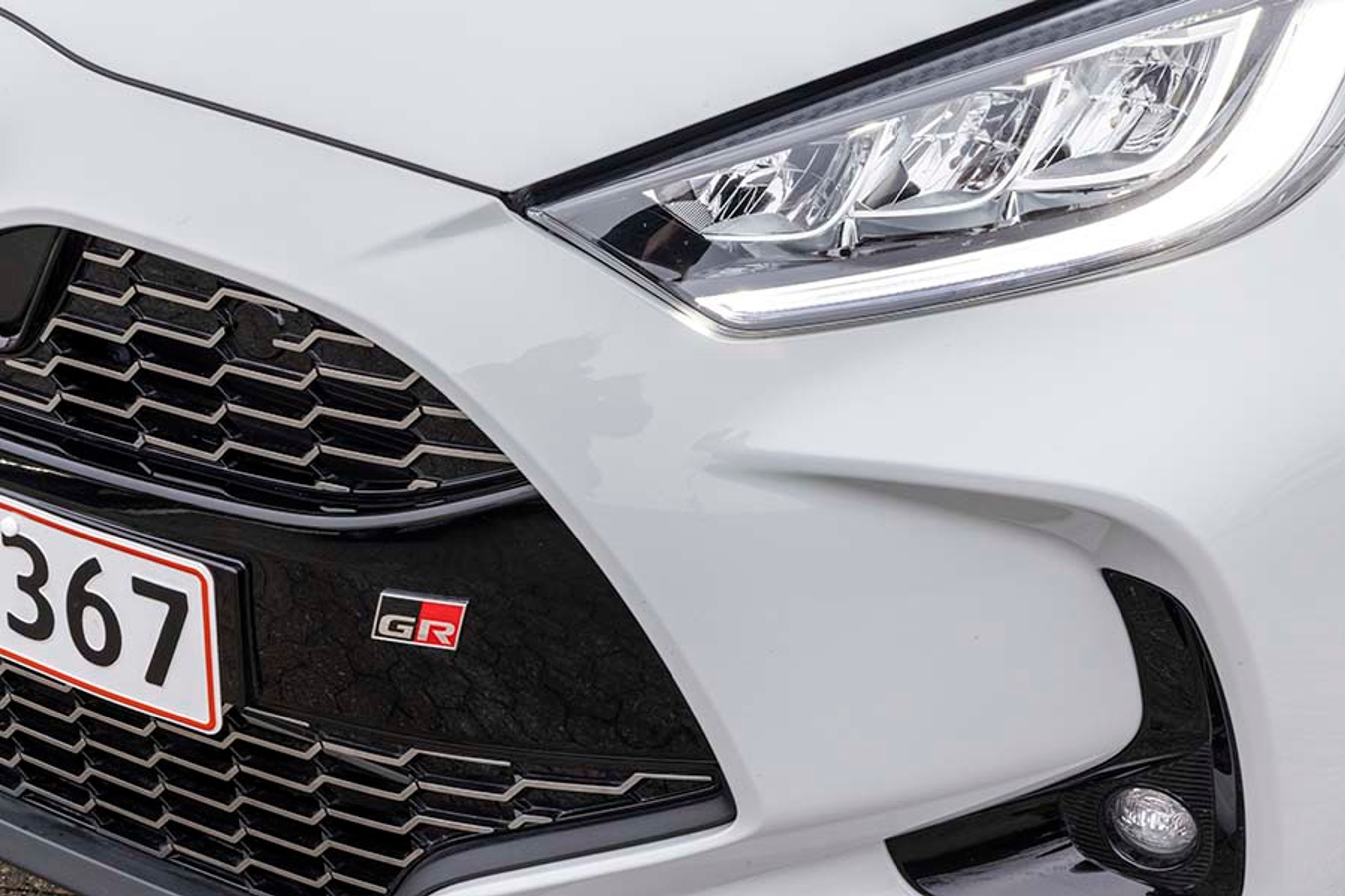 LED-forlygterne er en del af udstyrspakken i Yaris GR Sport. Det og en masse design detaljer både ind- og udvendigt, ofte med et GR-logo. 