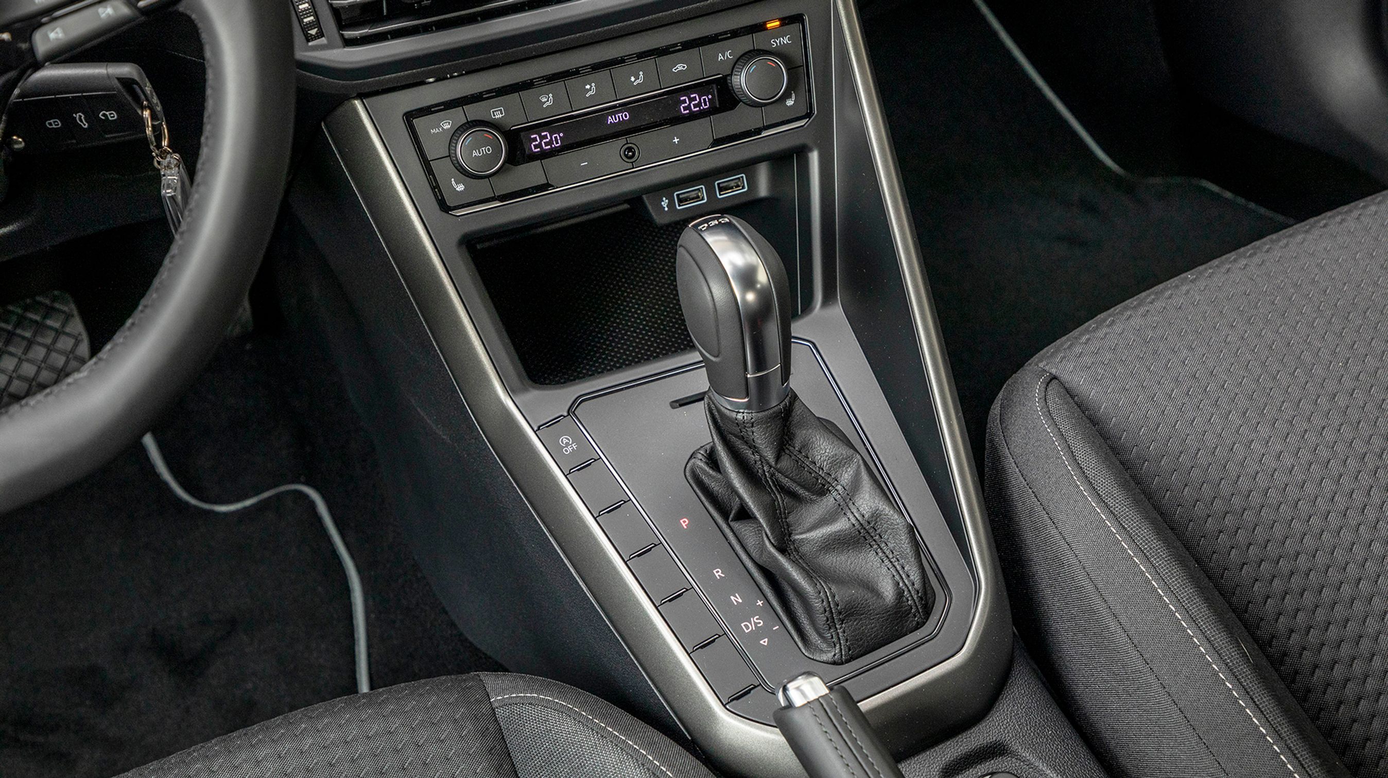 Det koster blot 16.500 kr. at få automatgear til dieselmotoren, og det er pengene værd. Især fordi det også spiller godt sammen med den adaptive fartpilot. Der er mange udstyrsmuligheder i Polo, hvilket understreges af de fem blanke knapper ved siden af gearvælgeren. 