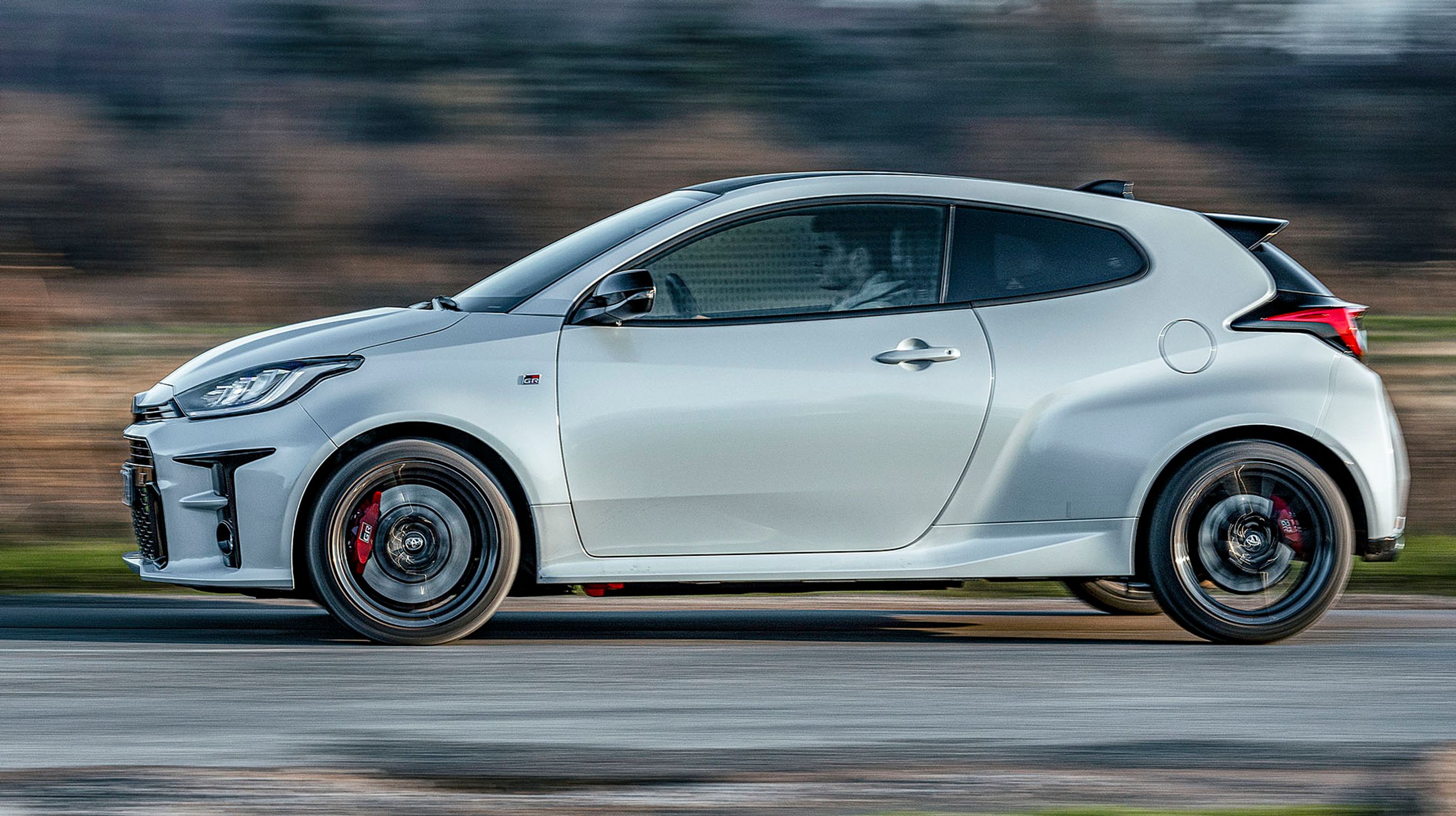 GR Yaris har kun en enkelt sidedør i hver side, og sammen med en stærkt faldende taglinje giver det bilen et meget sportsligt look. Akselafstanden på 256 cm er bevaret.