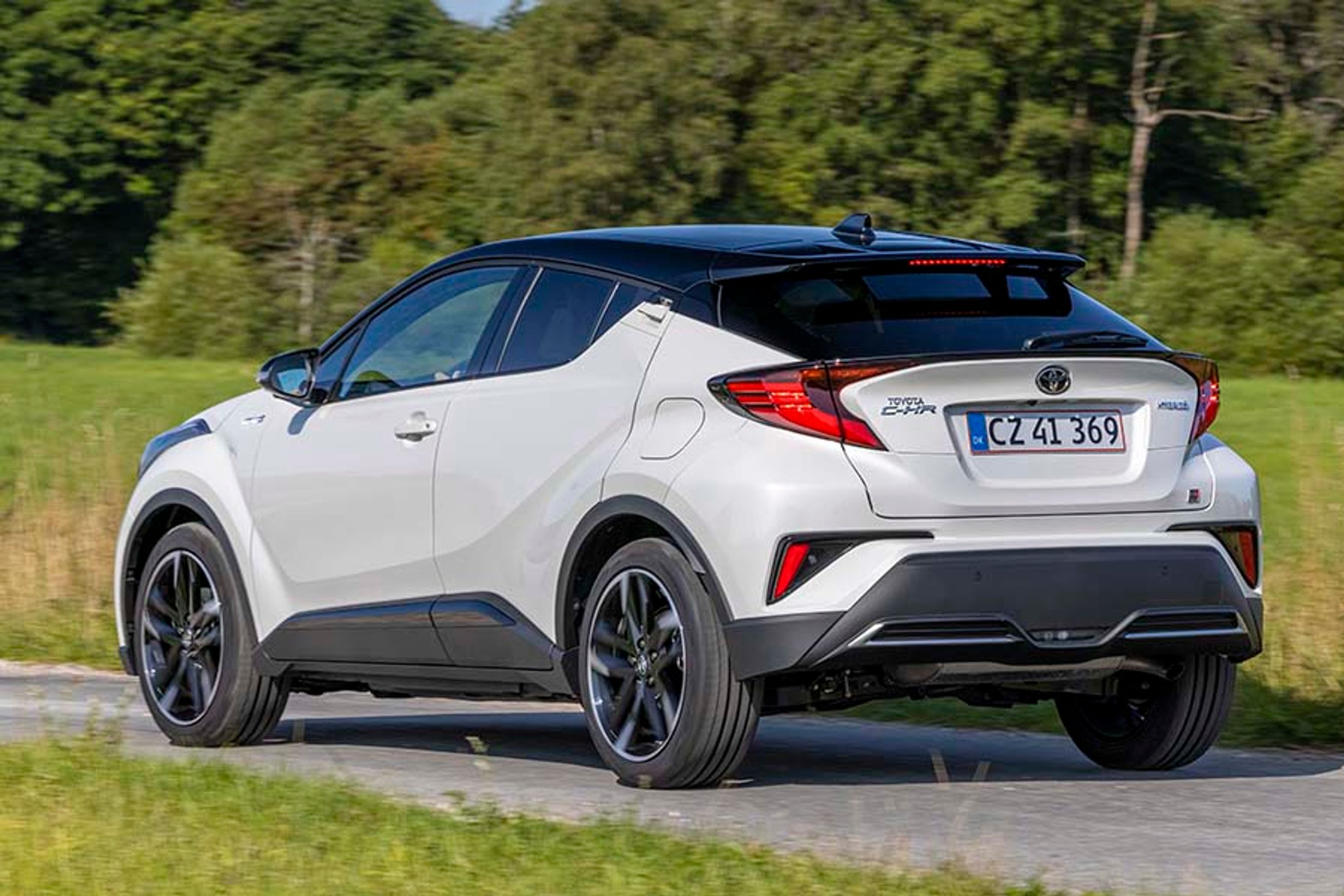 Et lille GR-logo afslører, at der er tale om højeste udstyrsniveau. Du kan både vælge det til 1.8- og 2.0-liters hybridudgaverne, merprisen for den kraftige motor er 35.000 kr.