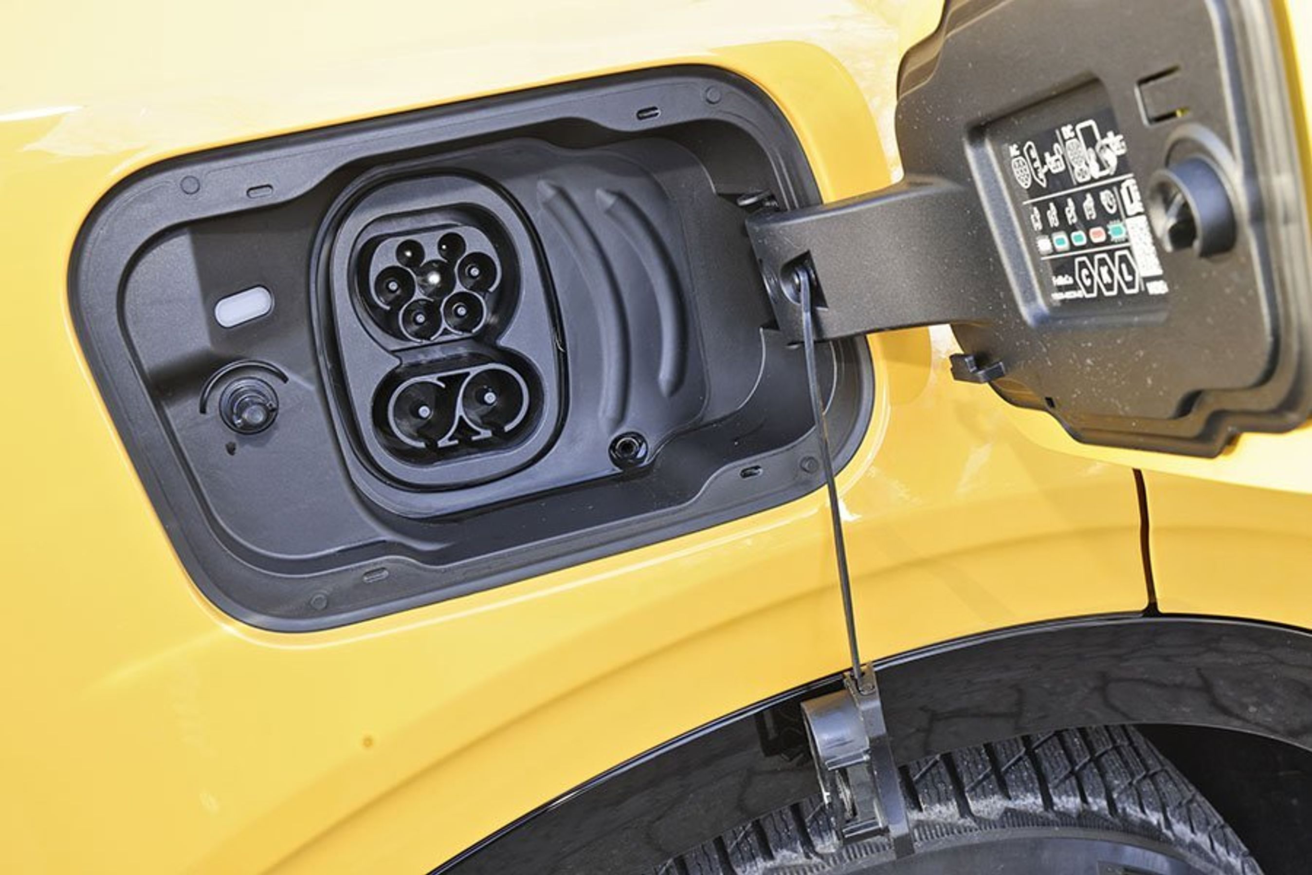 Ladelugen på en gul Ford Capri