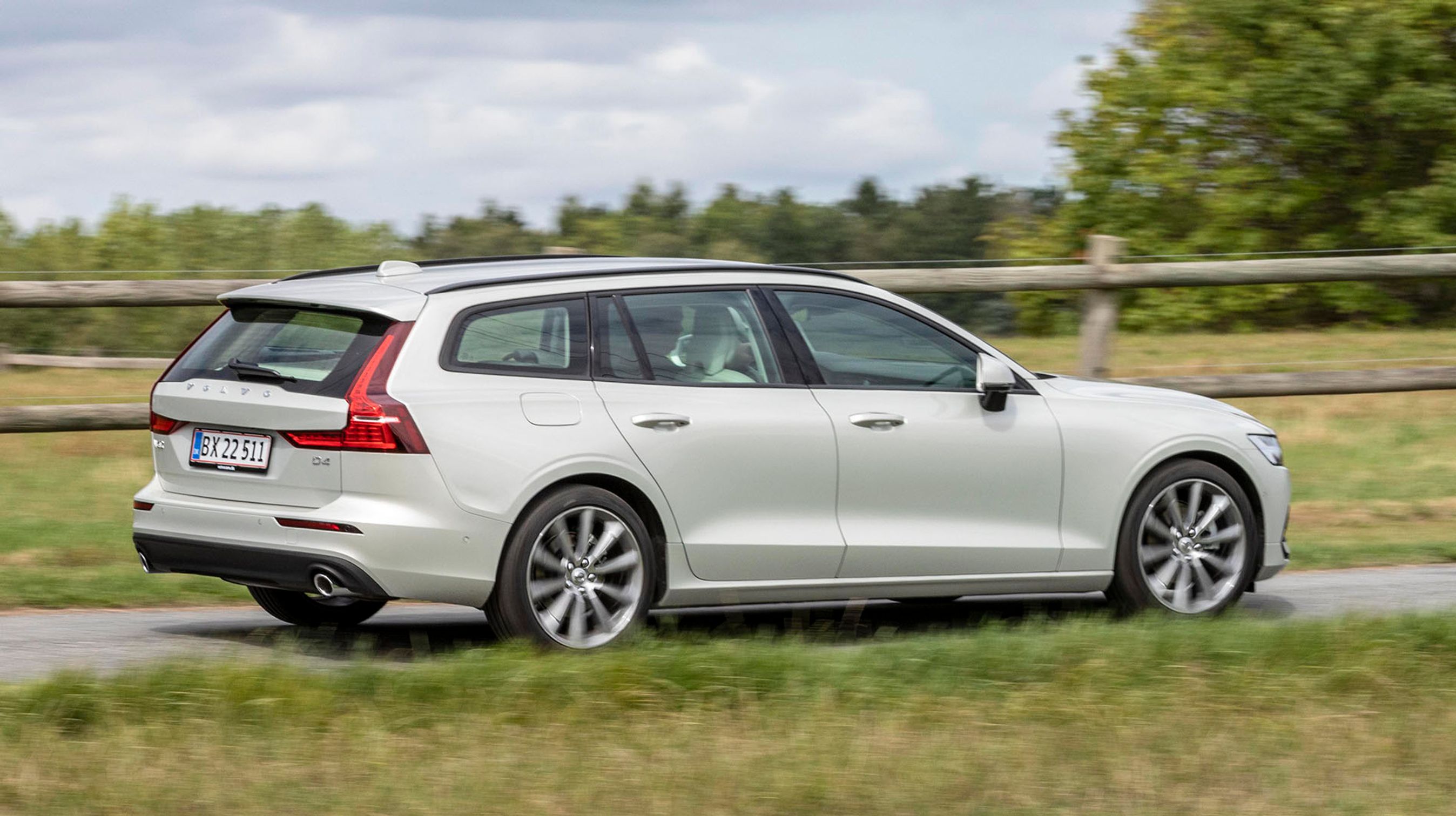 Rudearealet langs siden af bilen er gjort stort til gavn for et godt udsyn fra både førerpladsen og bagsædet. Akselafstanden i V60 er med sine 287 cm klassens største og langt større end i f.eks. den gamle Volvo V70.