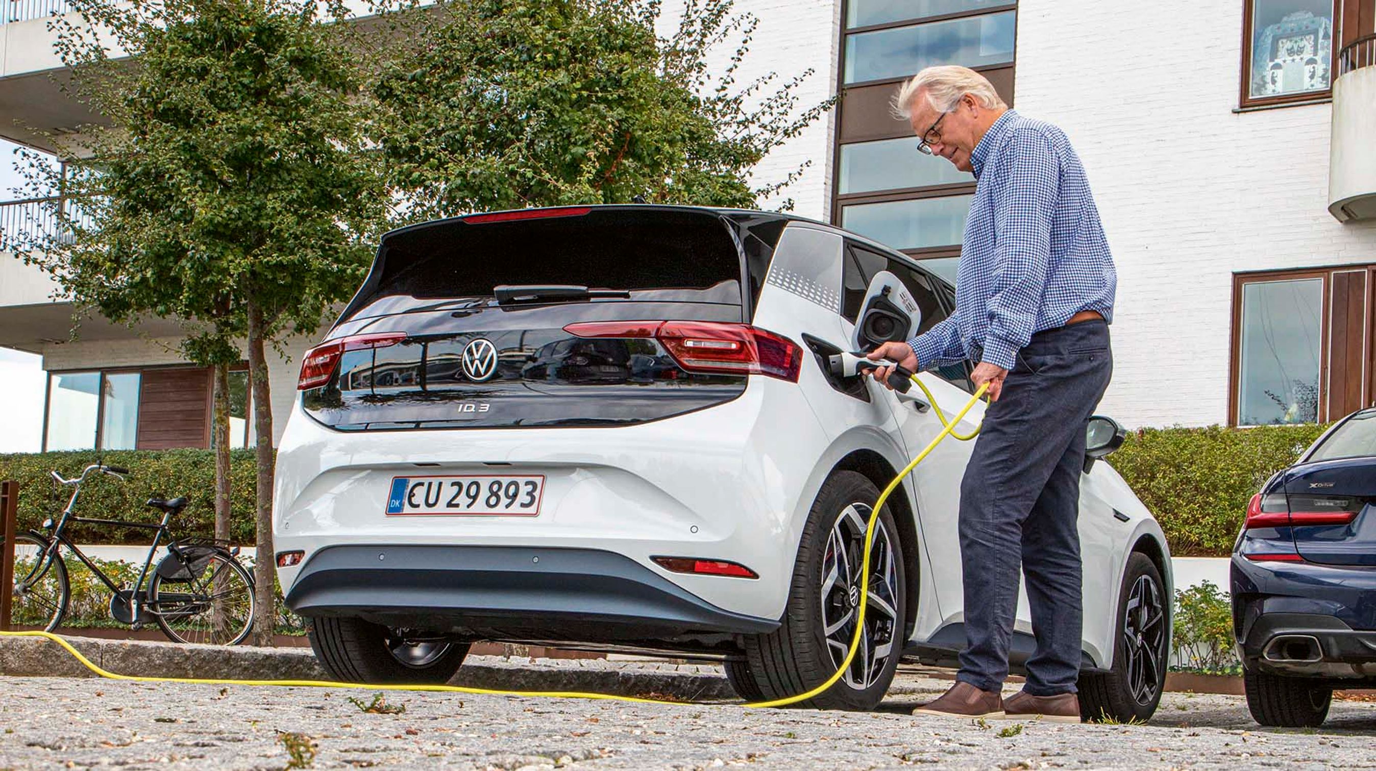 Der er gode lademuligheder i ID.3. Hjemme kan bilen lades med op til 11 kW, og så tager det fem-seks timer at lade fra tomt til fyldt batteri. Undervejs kan man lynlade med op til 100 kW, og så tager det 15 minutter at få 140 km på „tanken“.