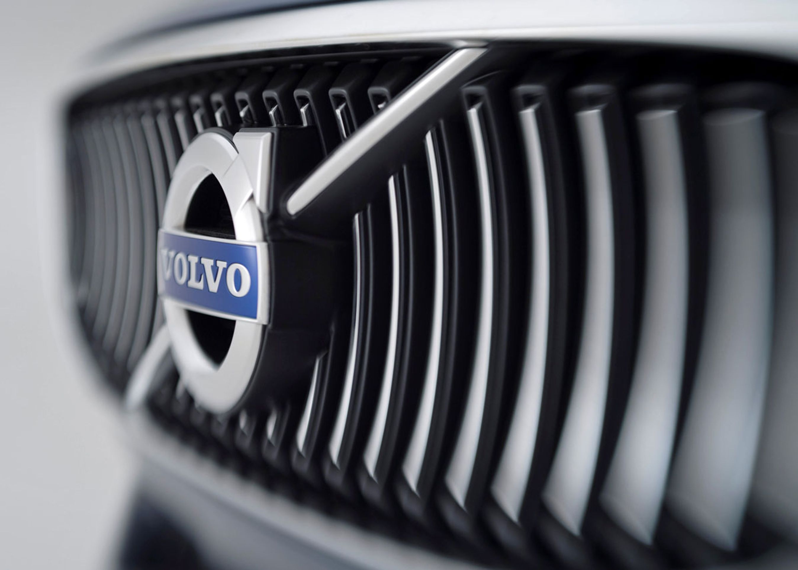 Grill'en og logoet bliver der arbejdet videre med, indtil begge dele skal være klar til XC90 sidst i 2014.