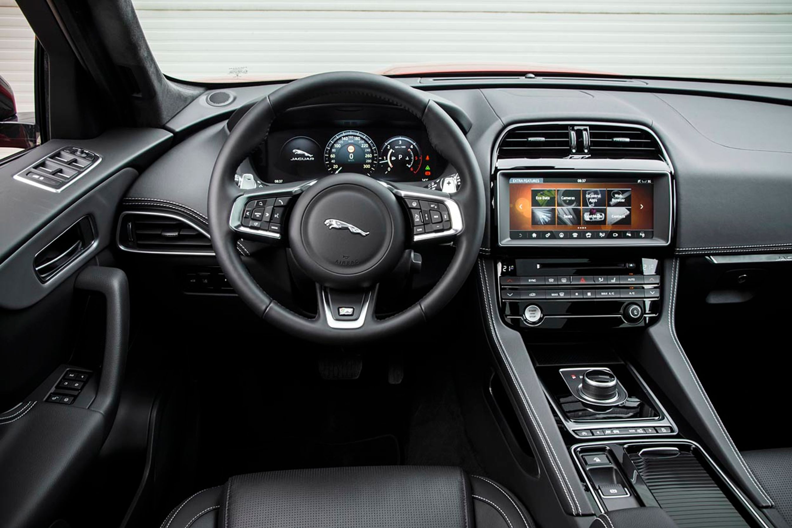 Det er nemt at finde sig til rette bag rattet, men materialevalg og kvalitet er ikke helt på Audi-niveau.