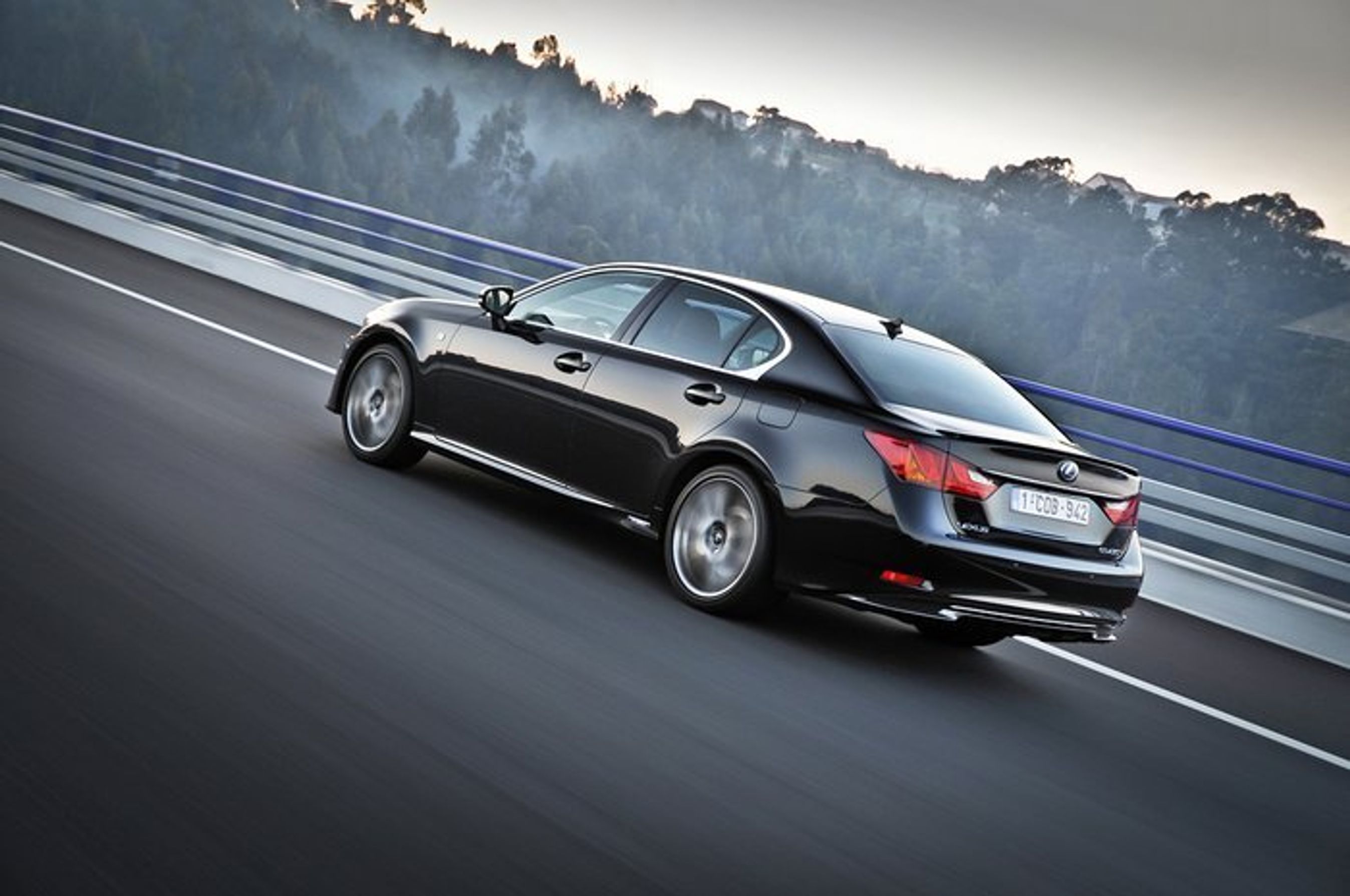 Bagfra giver de skrå LED-baglygter mindelser om f.eks. Audi A6, som også er en af de nærmeste konkurrenter.