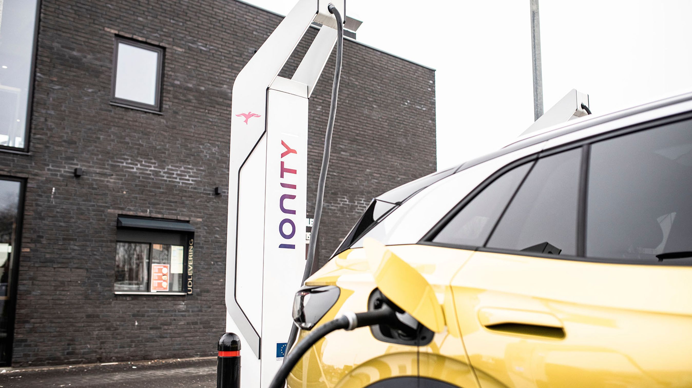 Udgaverne med det store batteri kan oplades med op til 125 kW på farten, mens dem med det lille batteri kan oplades med op til 100 kW. Hjemme kan de store udgaver oplades med 11 kW, mens dem med det lille batteri kun lader med 7,2 kW (to faser).