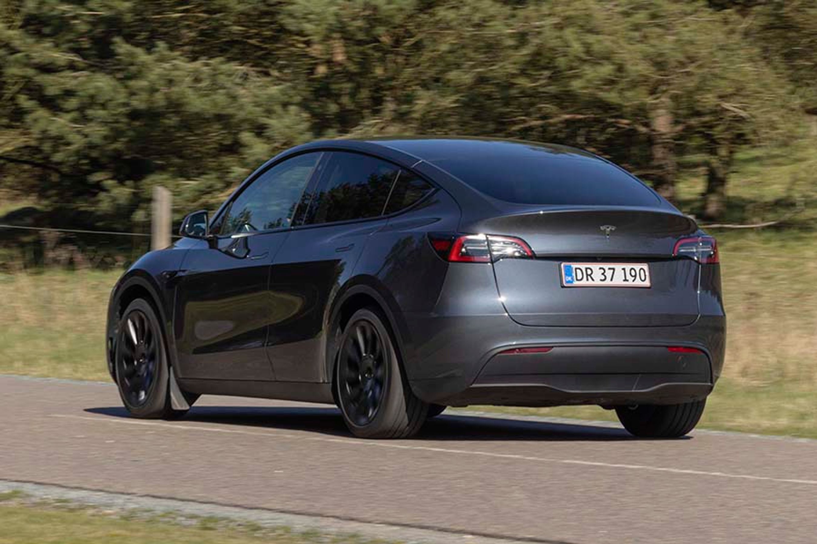 Tesla Model Y set bagfra, mens den kører på landevej