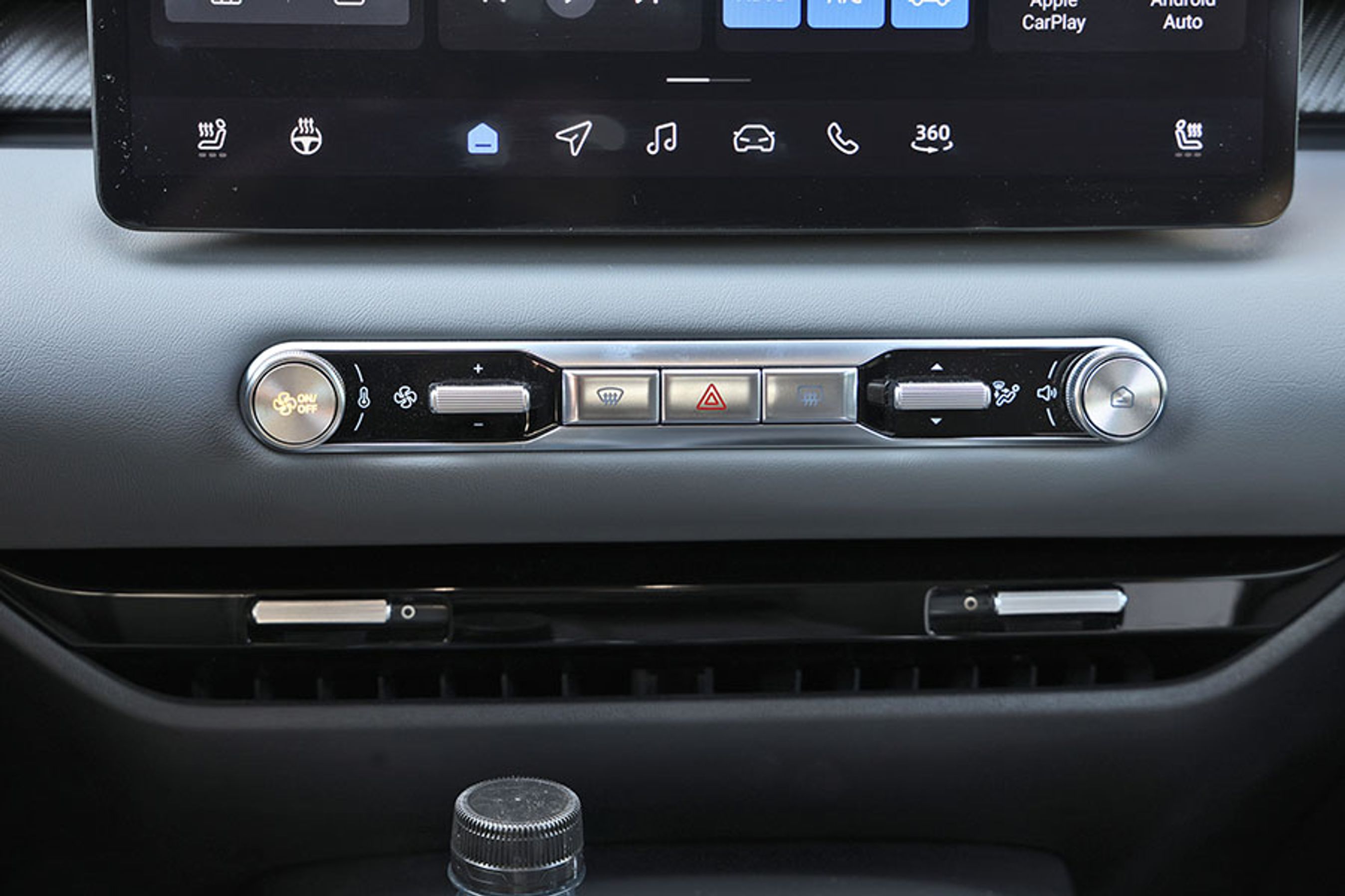 Der er fysiske knapper til betjening af klimaanlægget og hyppigt anvendte funktioner som afdugning og rudevarme. Nederst på skærmen aktiveres sæde- og ratvarme.