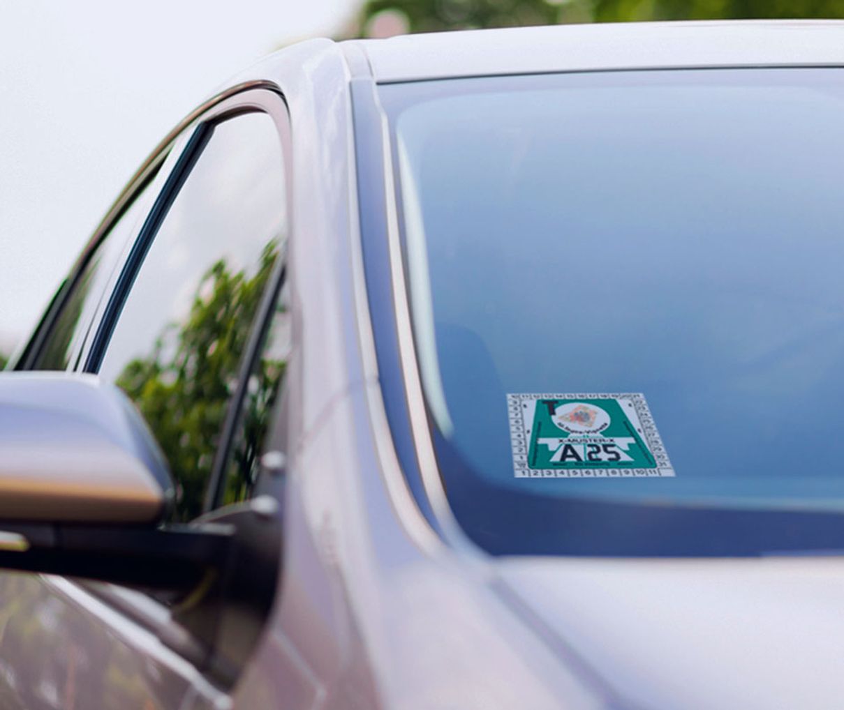 Vignet og miljømærkat tydeligt placeret i bilens forrude