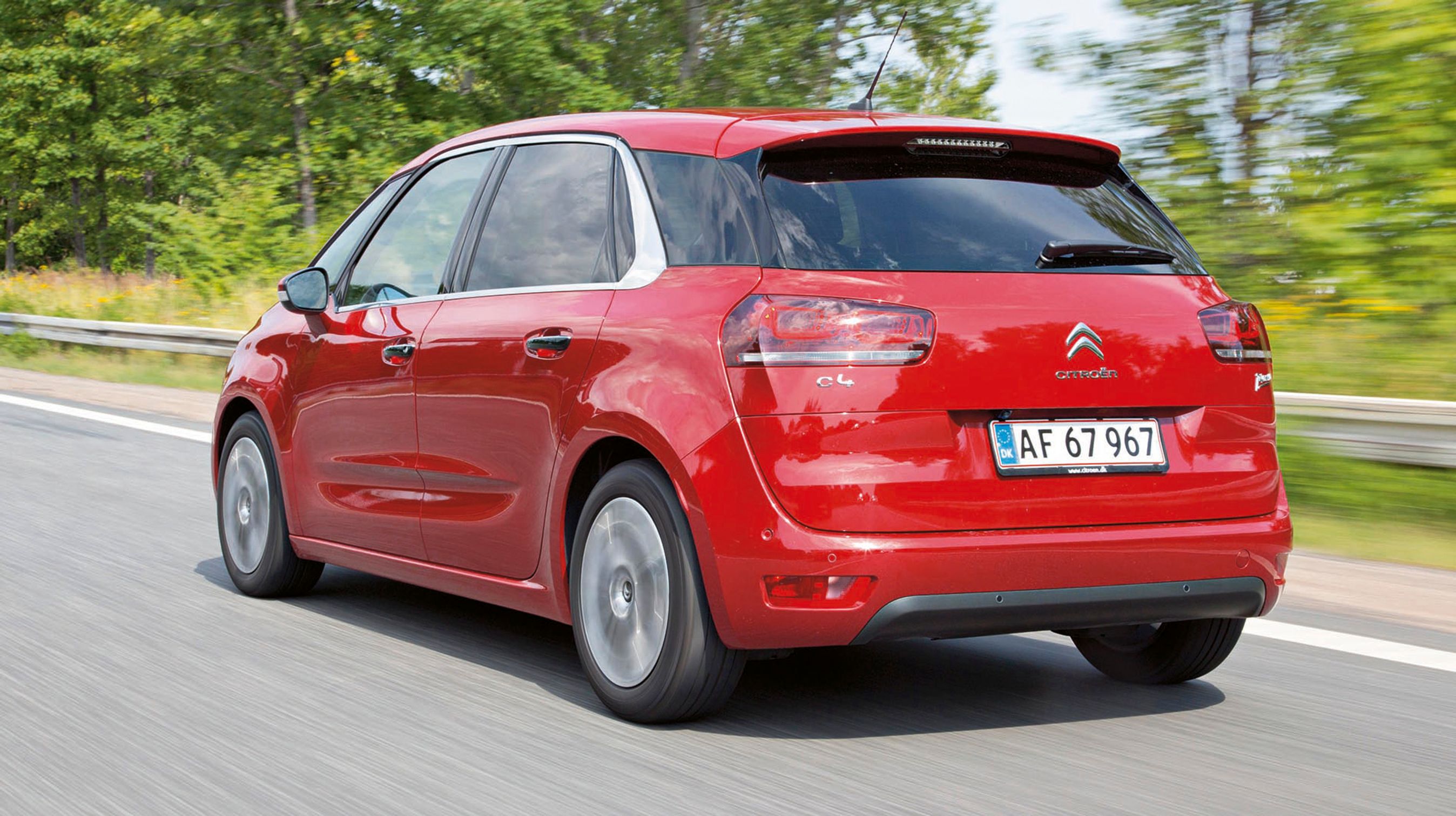 Citroën C4 Picasso er let at genkende i trafikken. Bemærk, at baglygterne følger med bagklappen op. I så fald tændes de små nederste lygter.