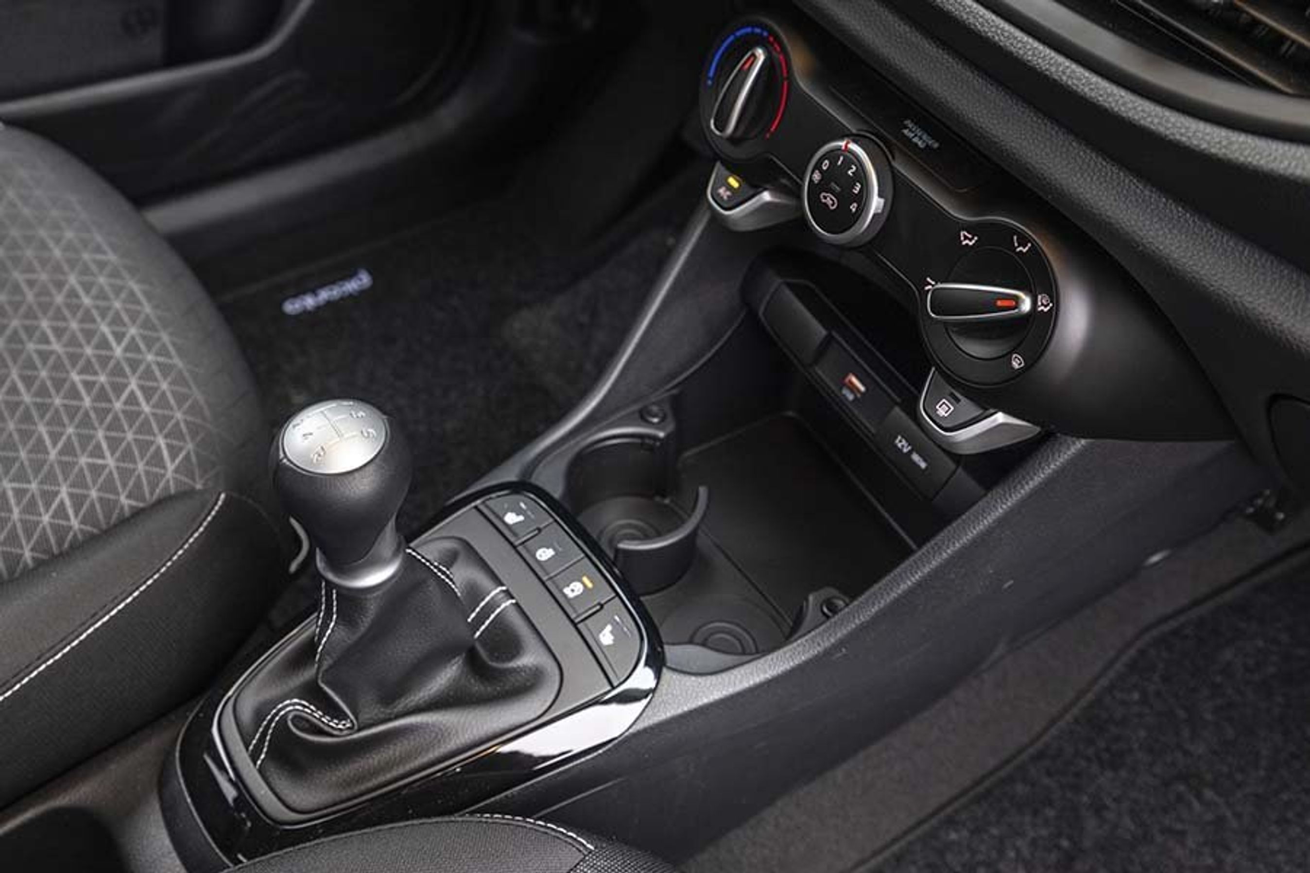 Der er fem gear i bilen og gode fralægningsmuligheder foran gearstangen.