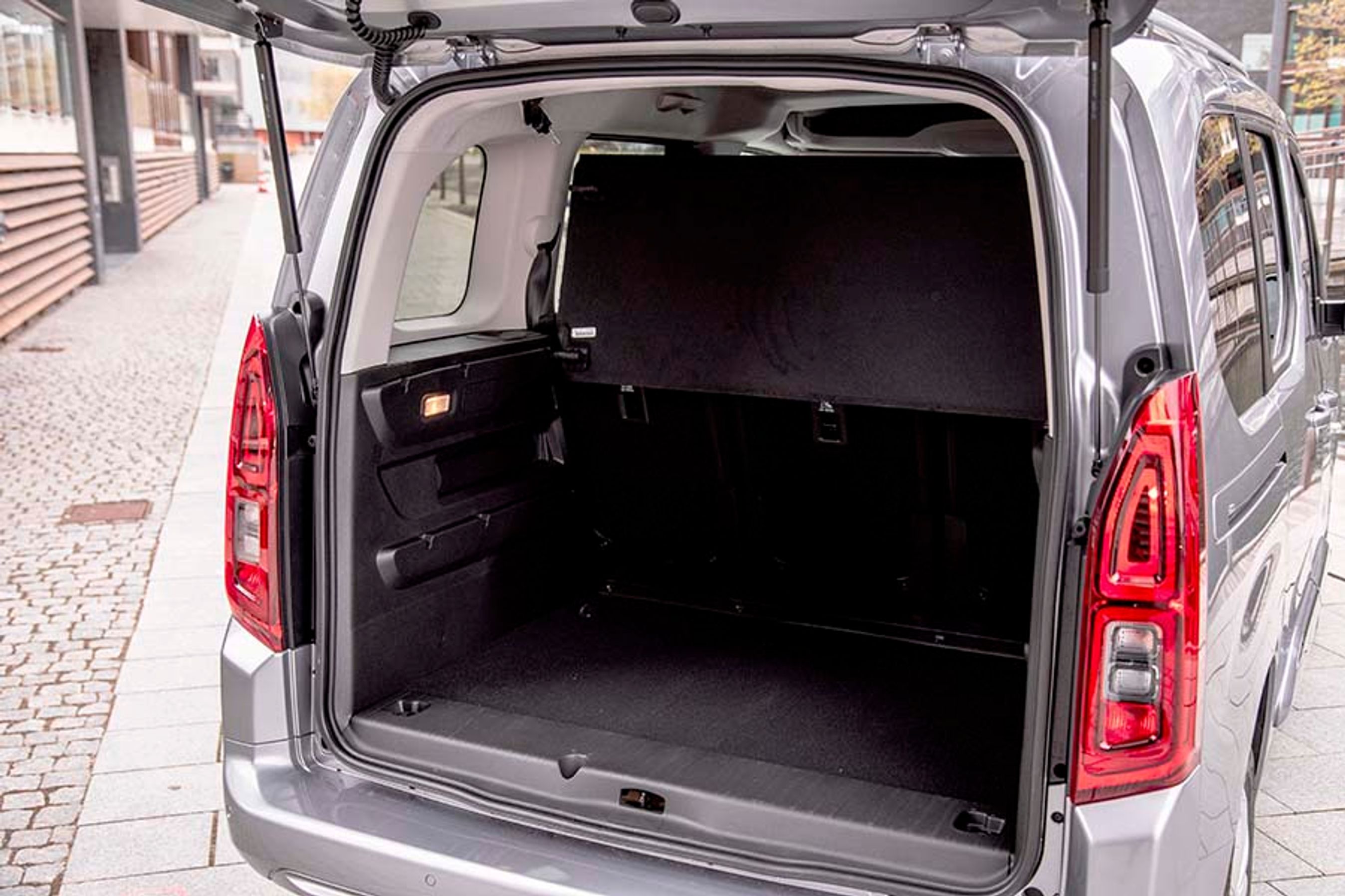 I udgaven med fem sæder er bagagerummet enormt og rummer hele 775 liter. Nok til selv pladskrævende børnefamilier. Hylden kan i øvrigt placeres i to niveauer, så man kan opdele det store rum på praktisk vis.