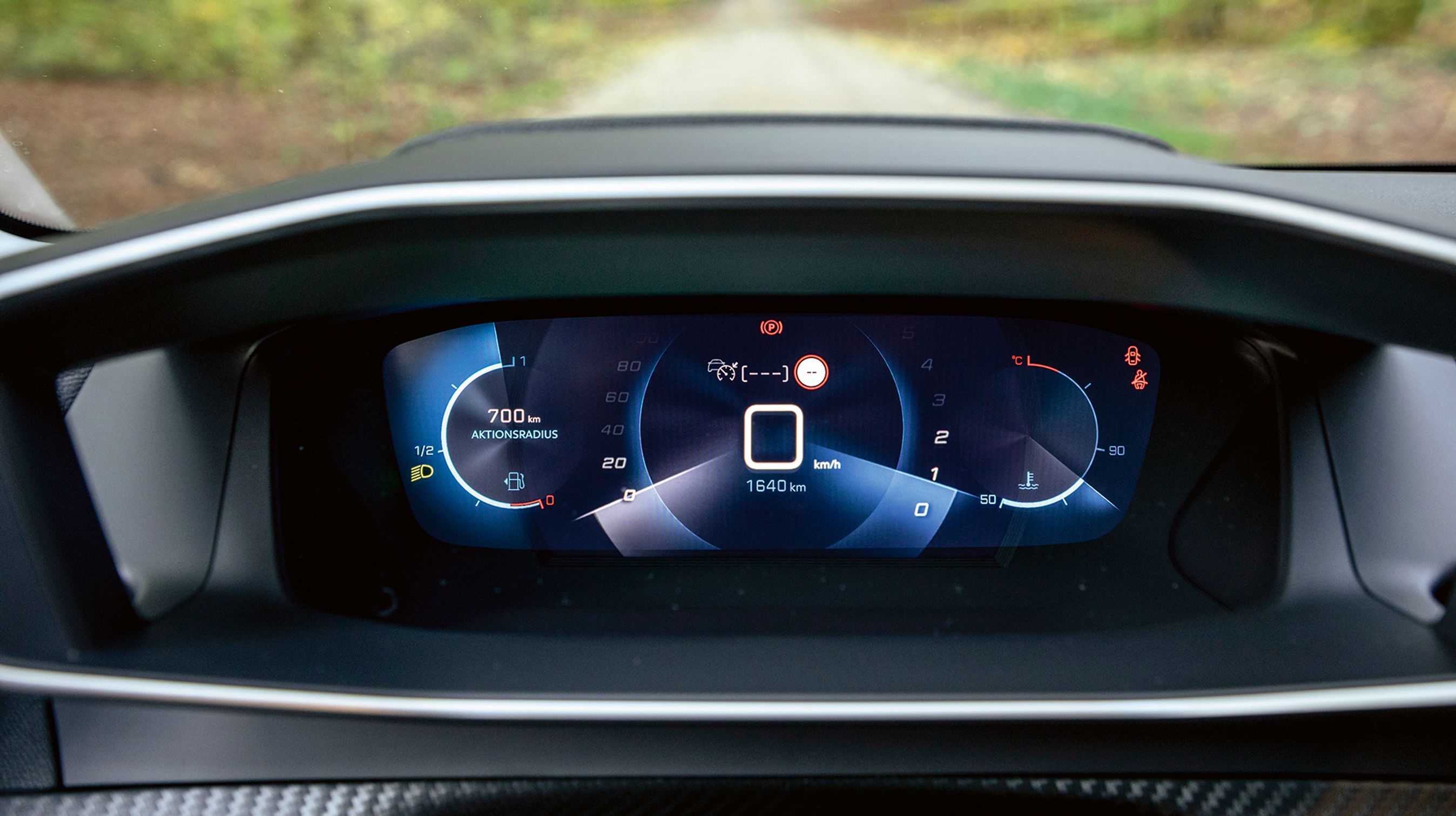 Alle udgaver har et digitalt cockpit, men i Allure-versionen er det af 3D-typen, hvor tallene fra speedometeret „svæver“ foran de øvrige informationer.