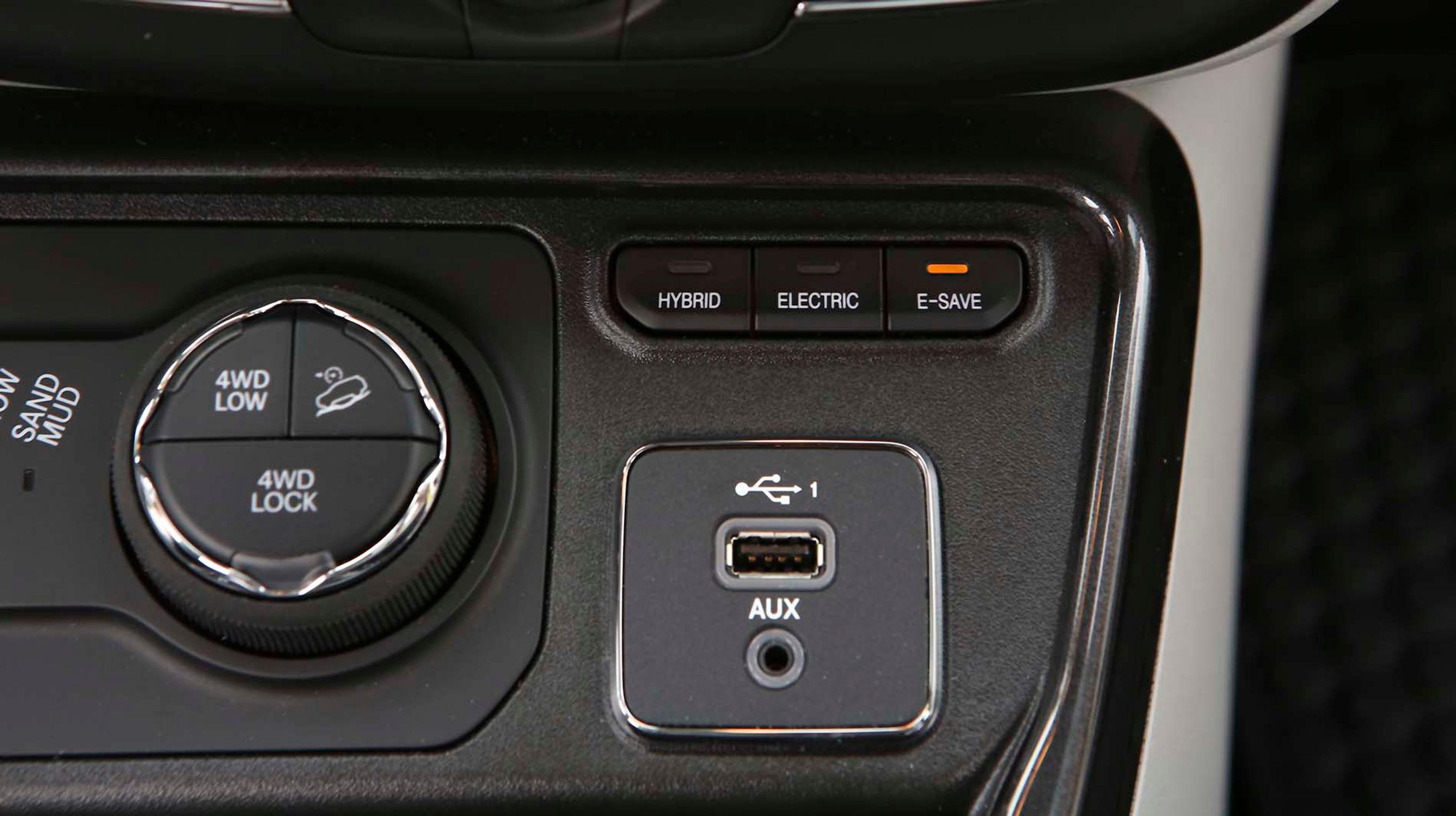 Foran gearvælgeren sidder knapperne, hvor føreren kan vælge mellem tre forskellige køreprogrammer.