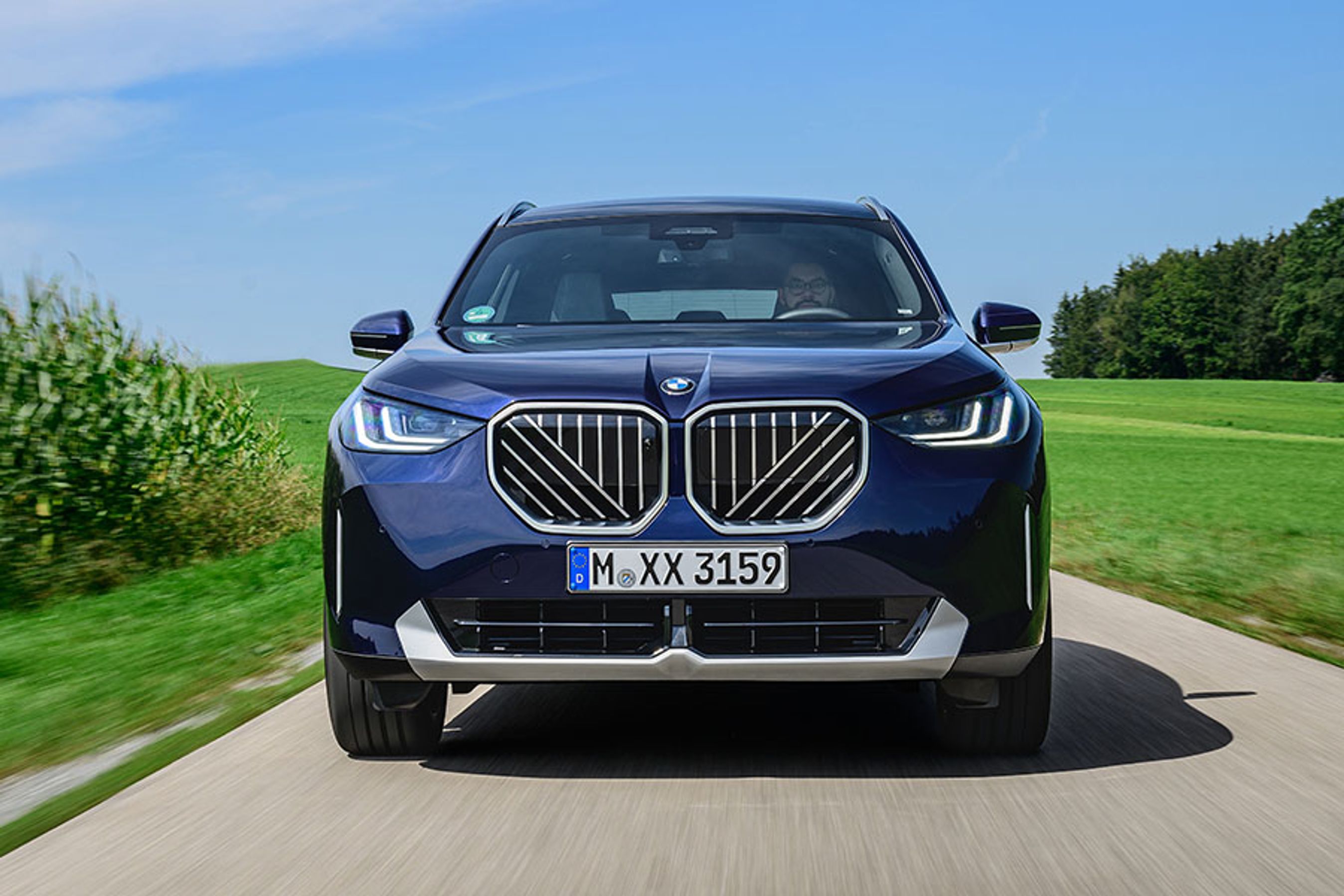 BMW er stolt over, at det er lykkedes at gøre skabe sammenhængende grill-elementer i hver side. Det har særlig betydning i mørke og i udgaver med indbygget lys i grill-rammen. Til gengæld sidder alle sensorer i den ene side af fronten.