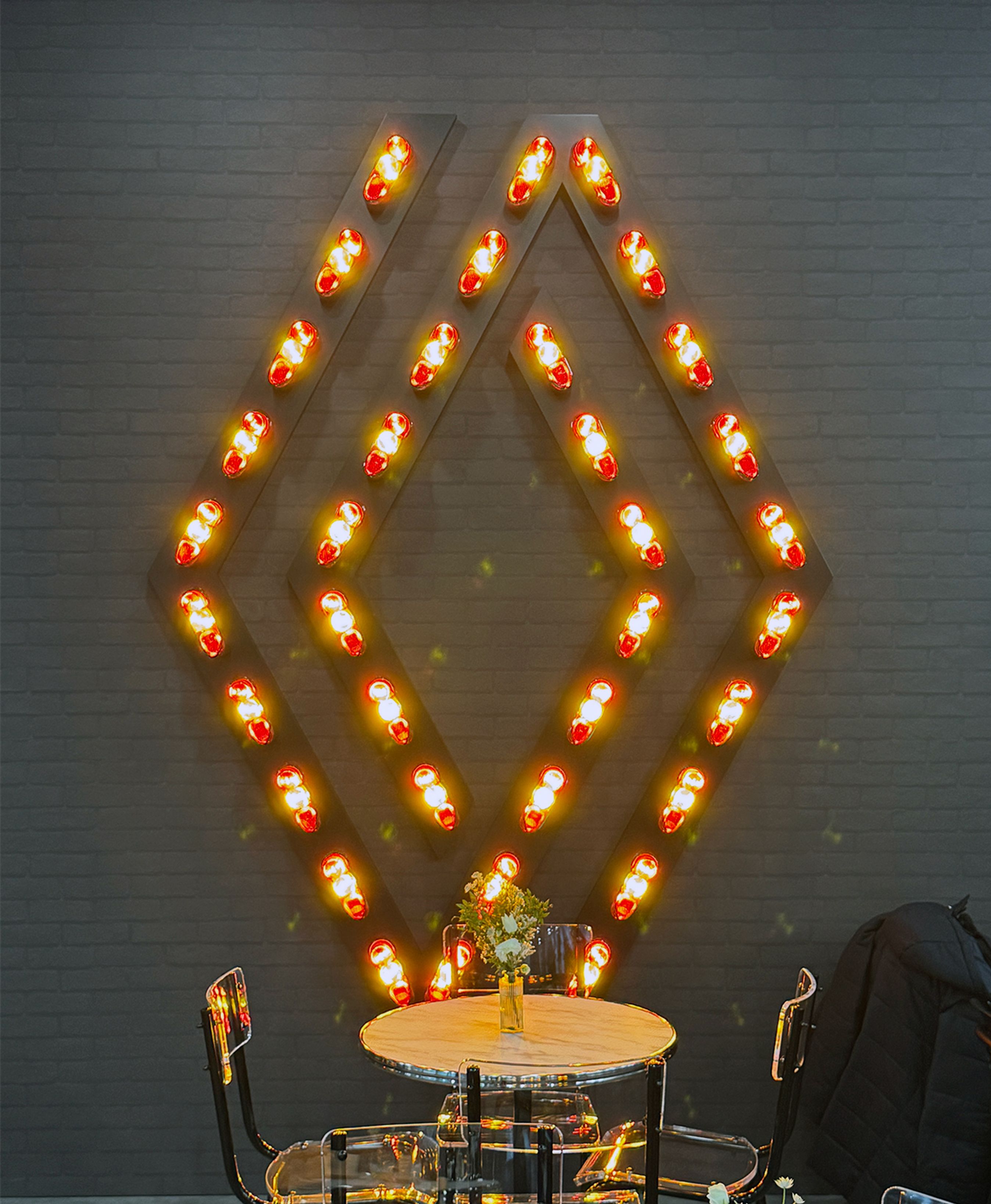 I Renaults VIP-område sad dette lille kunstværk skabt af baglygteglas fra den oprindelige Renault 4.