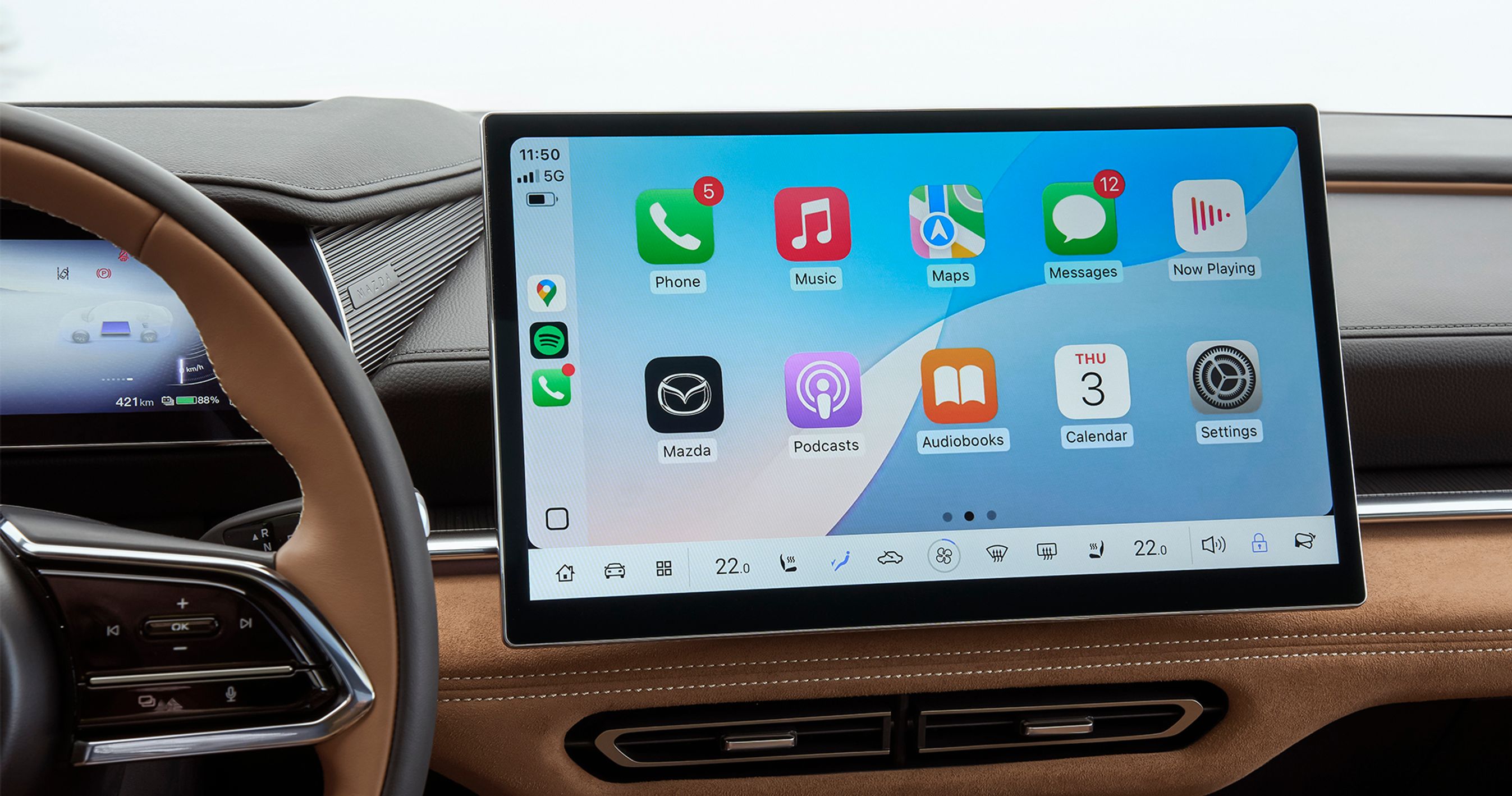 Skærmen i midten er på 14,6” og giver bl.a. mulighed for trådløs Apple CarPlay eller Android Auto. Bemærk hvor flot instrumentbordet er beklædt.