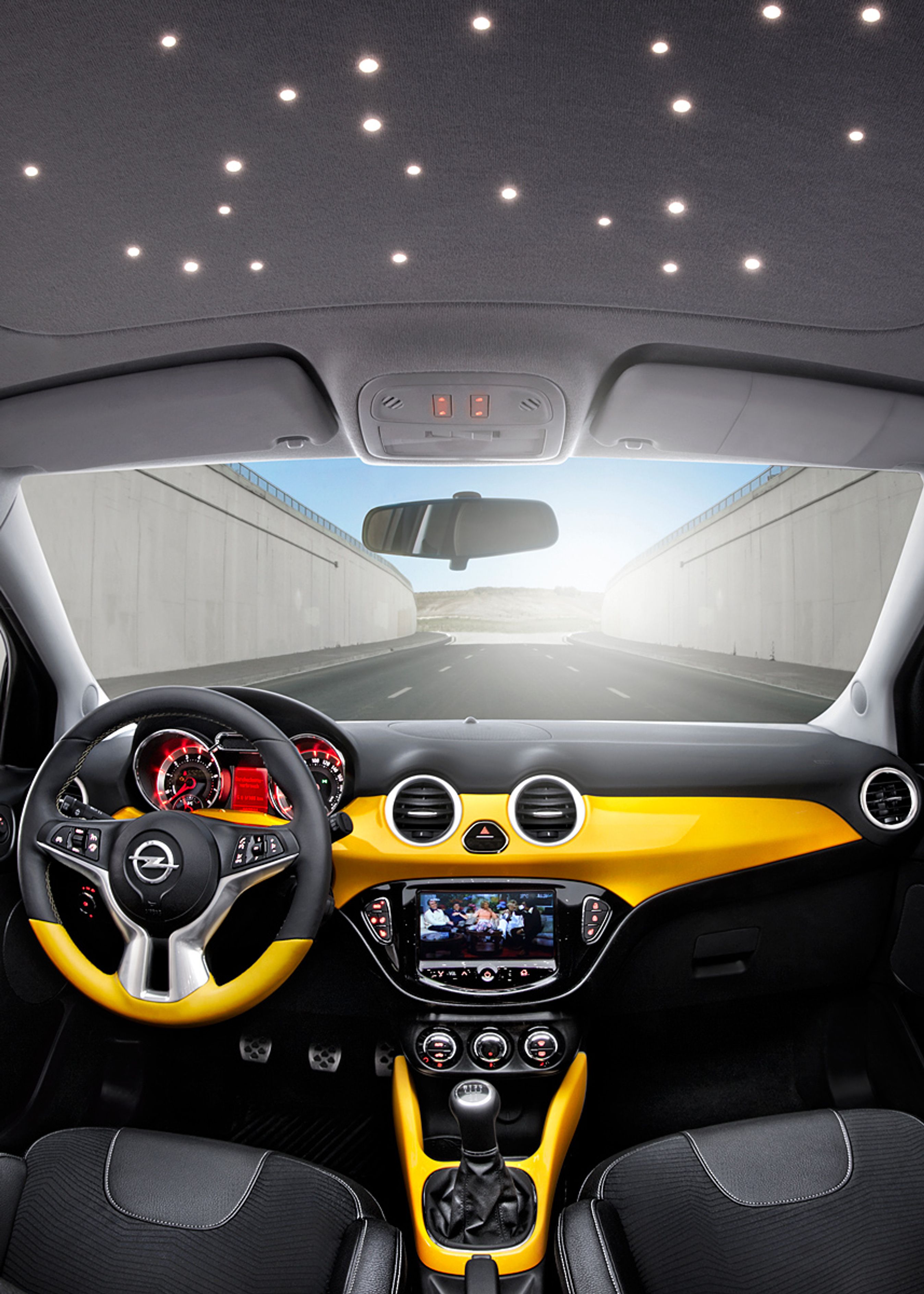 En unik LED-himmel og de friske karrosserifarver gengivet inde i kabinen er blandt de mange designmuligheder i Opel Adam.