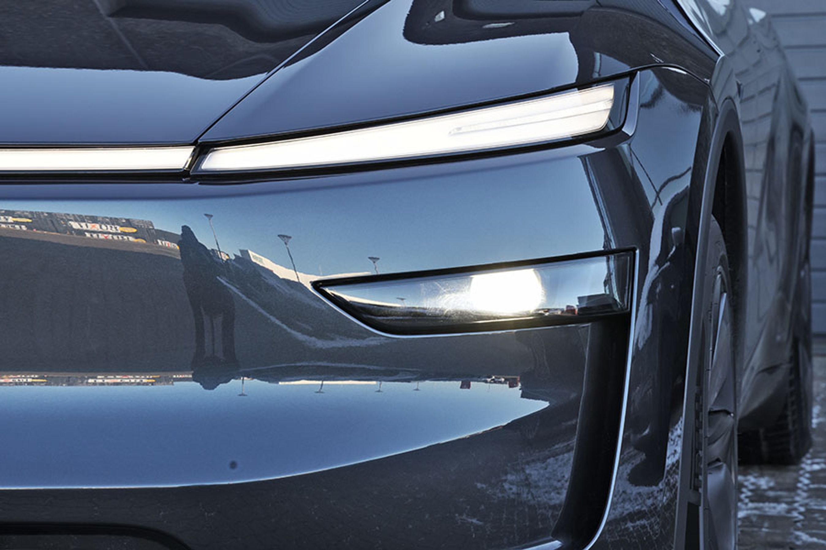 Det øverste lygtebånd rummer LED-lyset til kørelyset, der bruges i dagtimerne, mens lygteenheden nederst rummer LED-enheder til både nær- og fjernlyset.