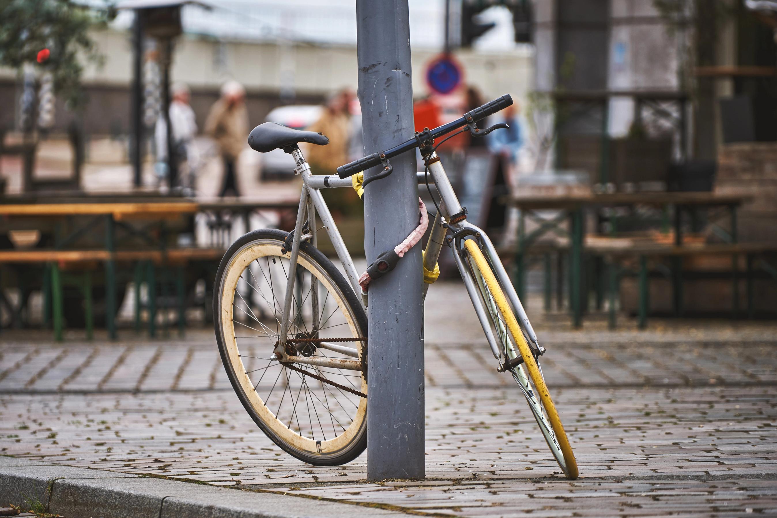Cykel står fastlåst til lygtepæl for at undgå tyveri