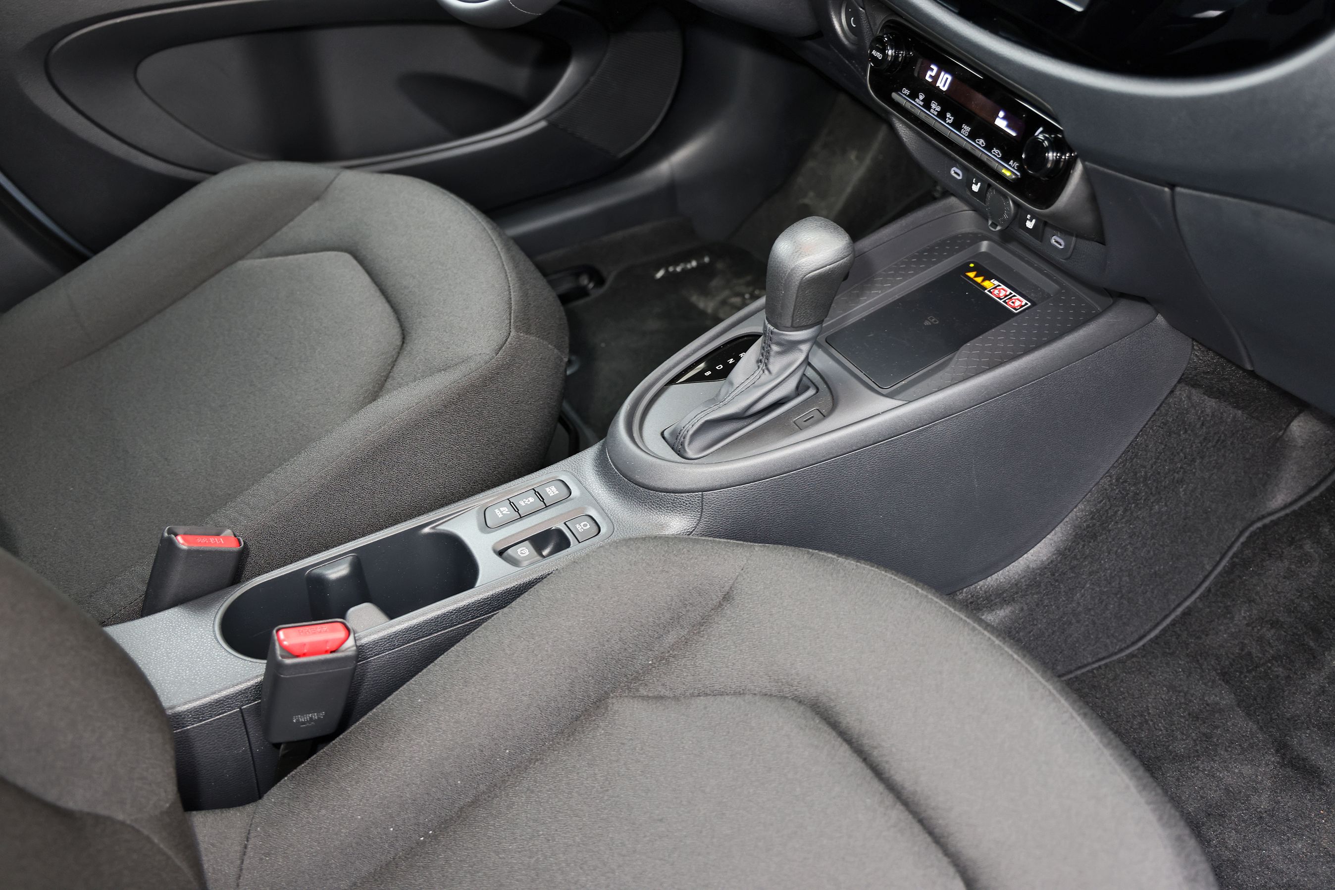 Gearvælger og fralægningsplads i en Totota Aygo X