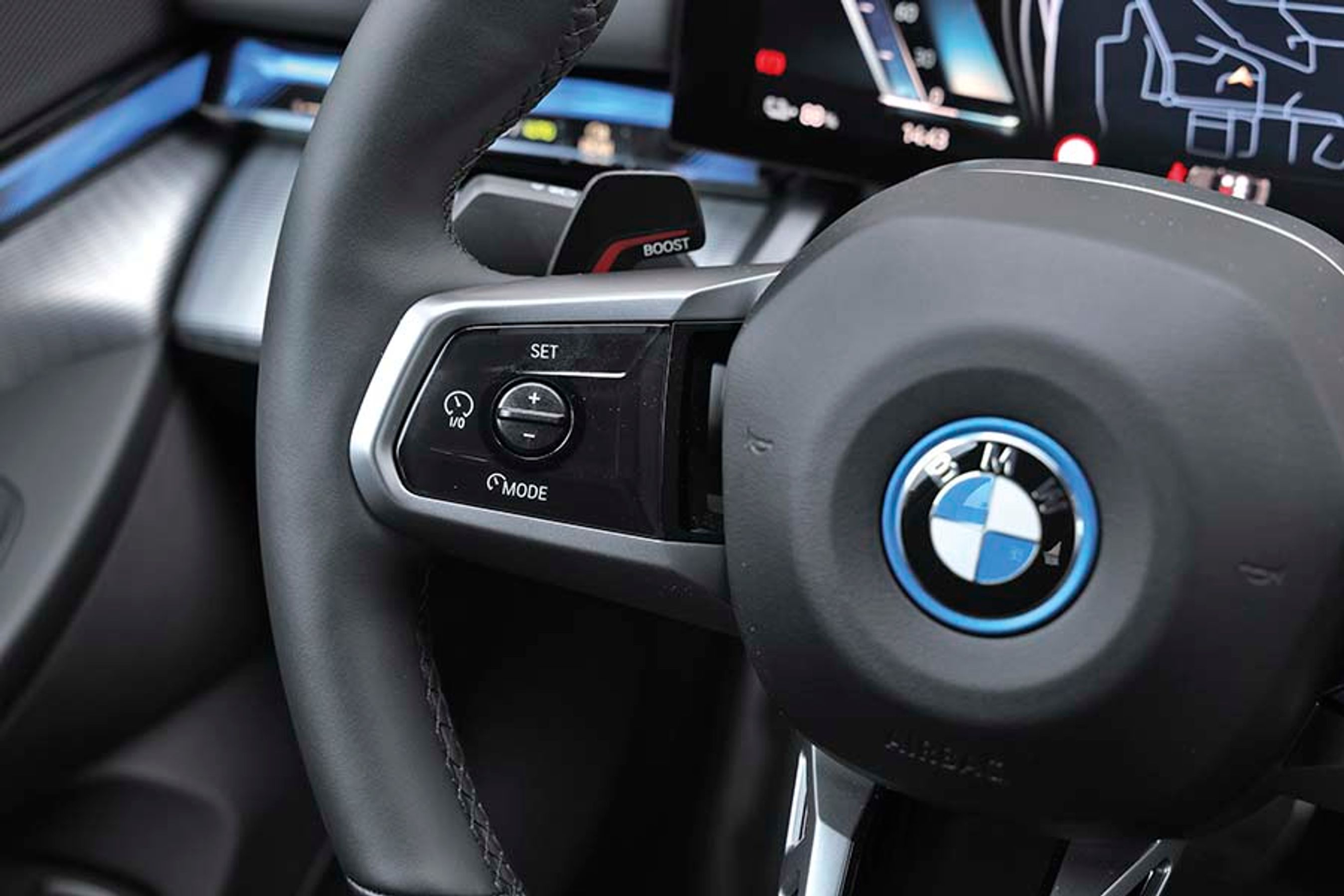 Fartpilot og vognbaneassistent virker super og styres let fra rattet.