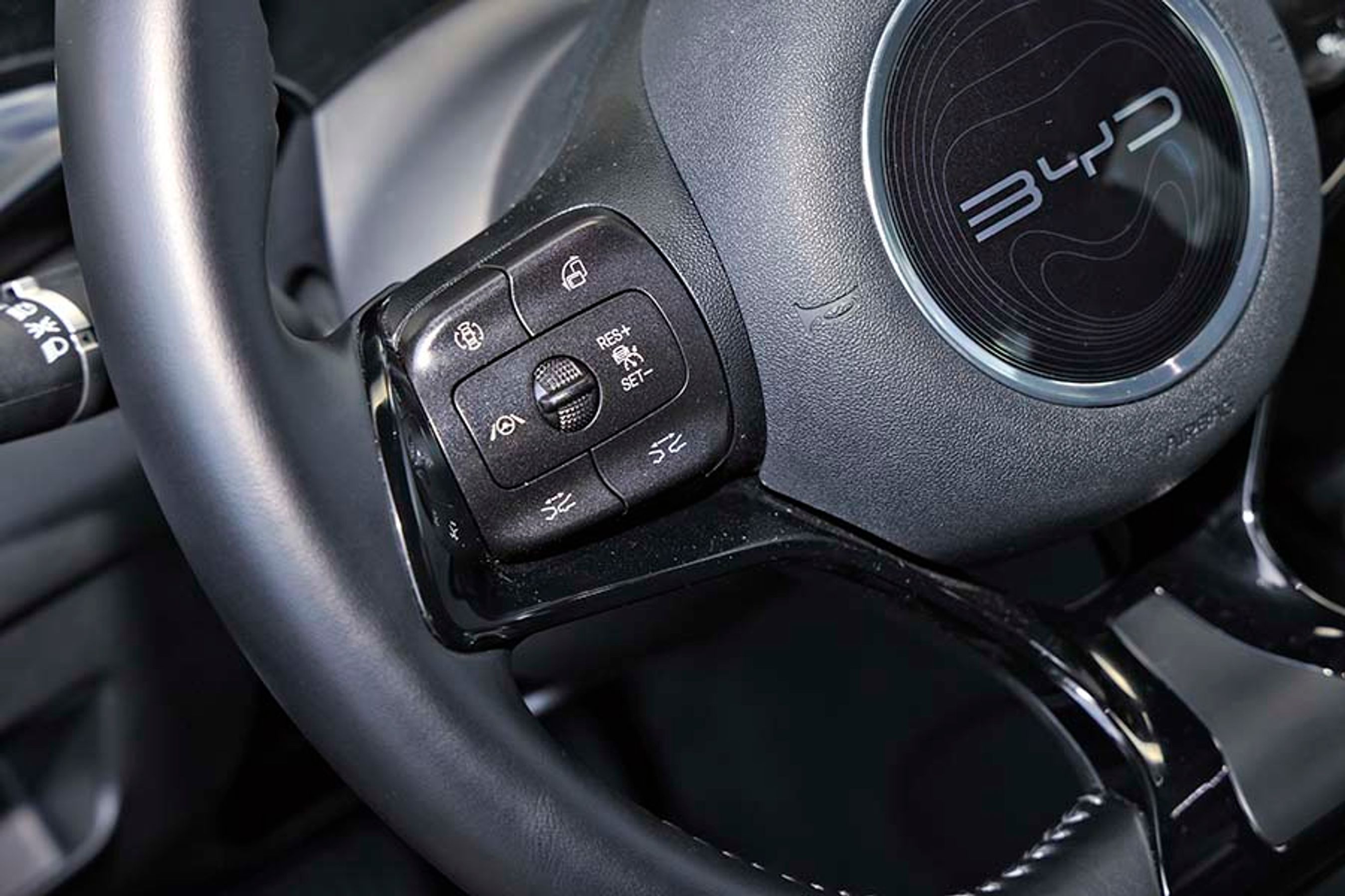 Det er ikke let at finde rundt i knapperne til fartpilot og vognbaneassistent.