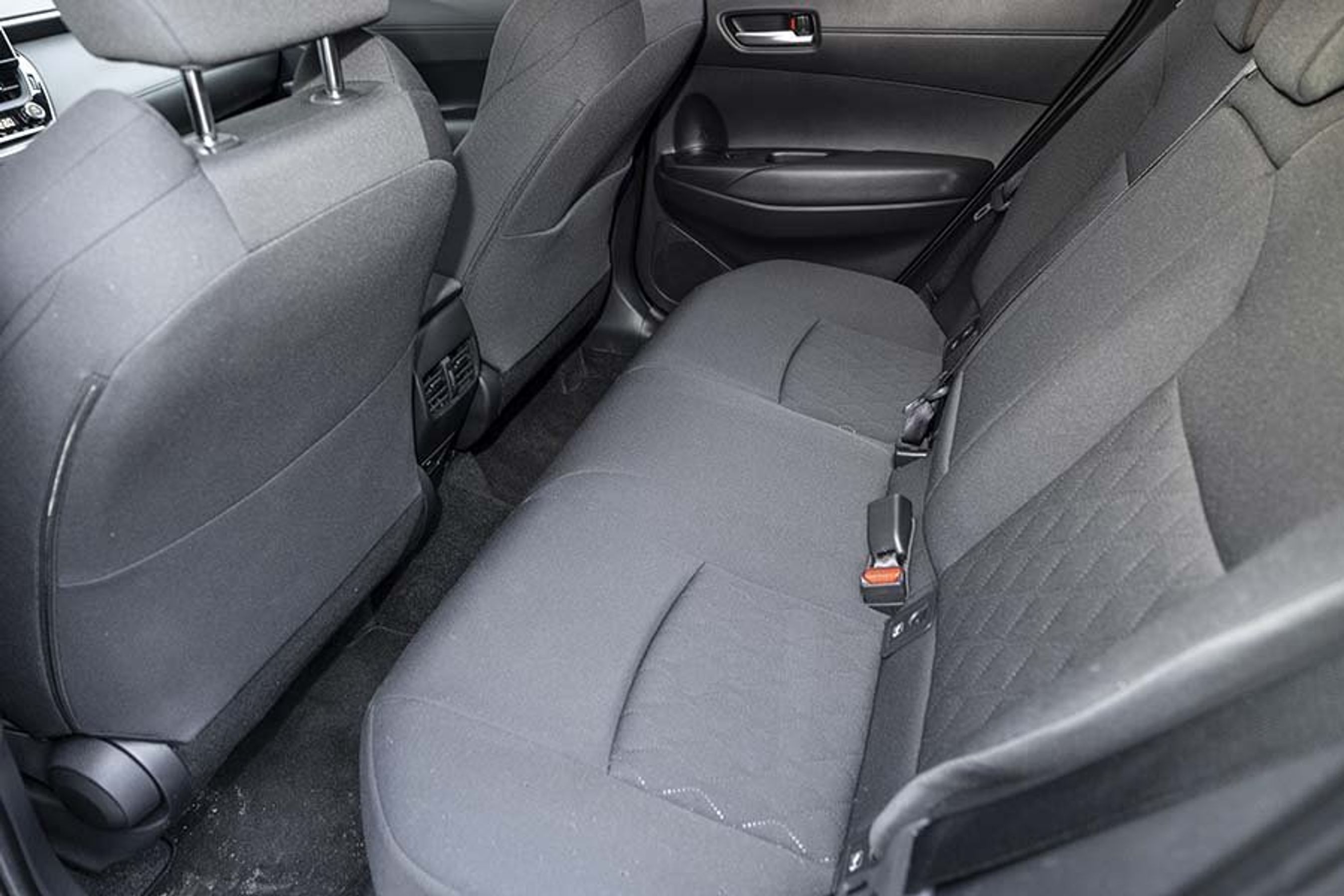 Bagsædepladsen er ret kneben, når man tænker på, hvor stor bilen er. 