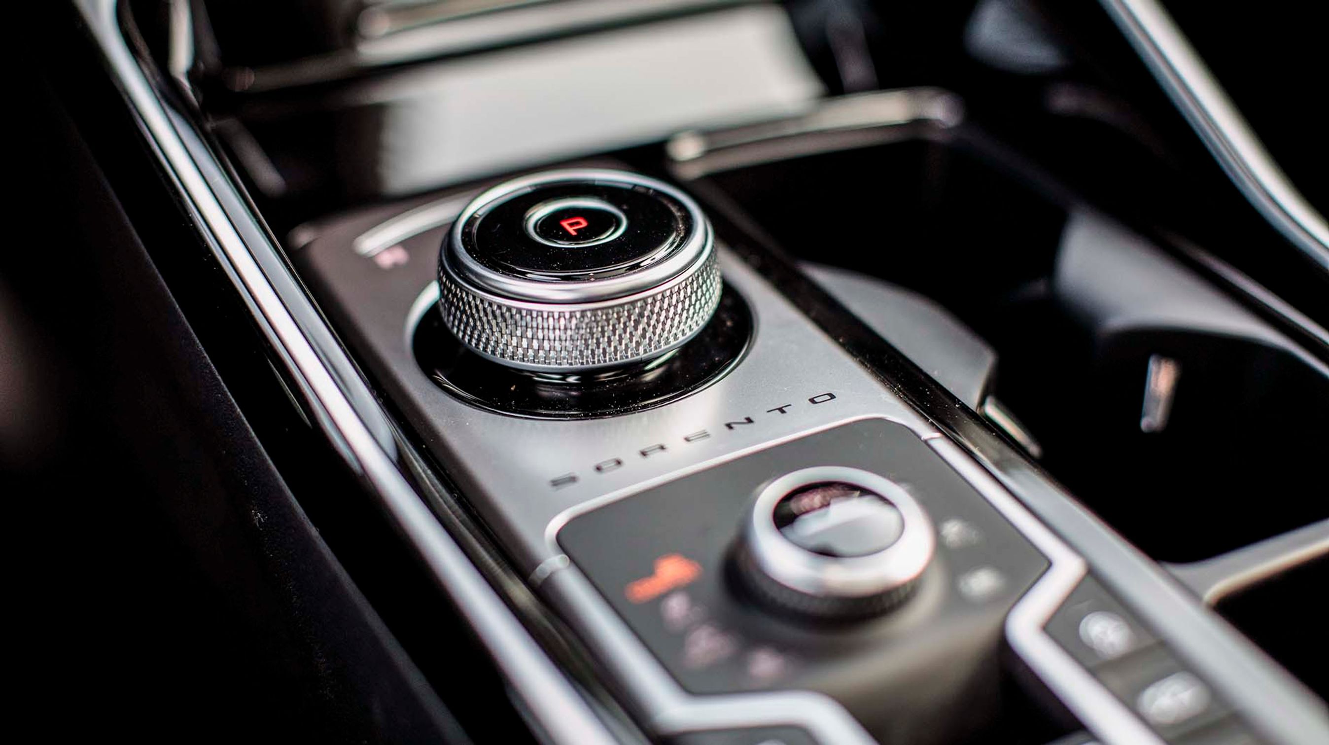 Gearvælgeren er en rund drejeknap, der gør det pærelet at skifte mellem for- og baglæns kørsel. Den springer selv i P, når turen er slut.