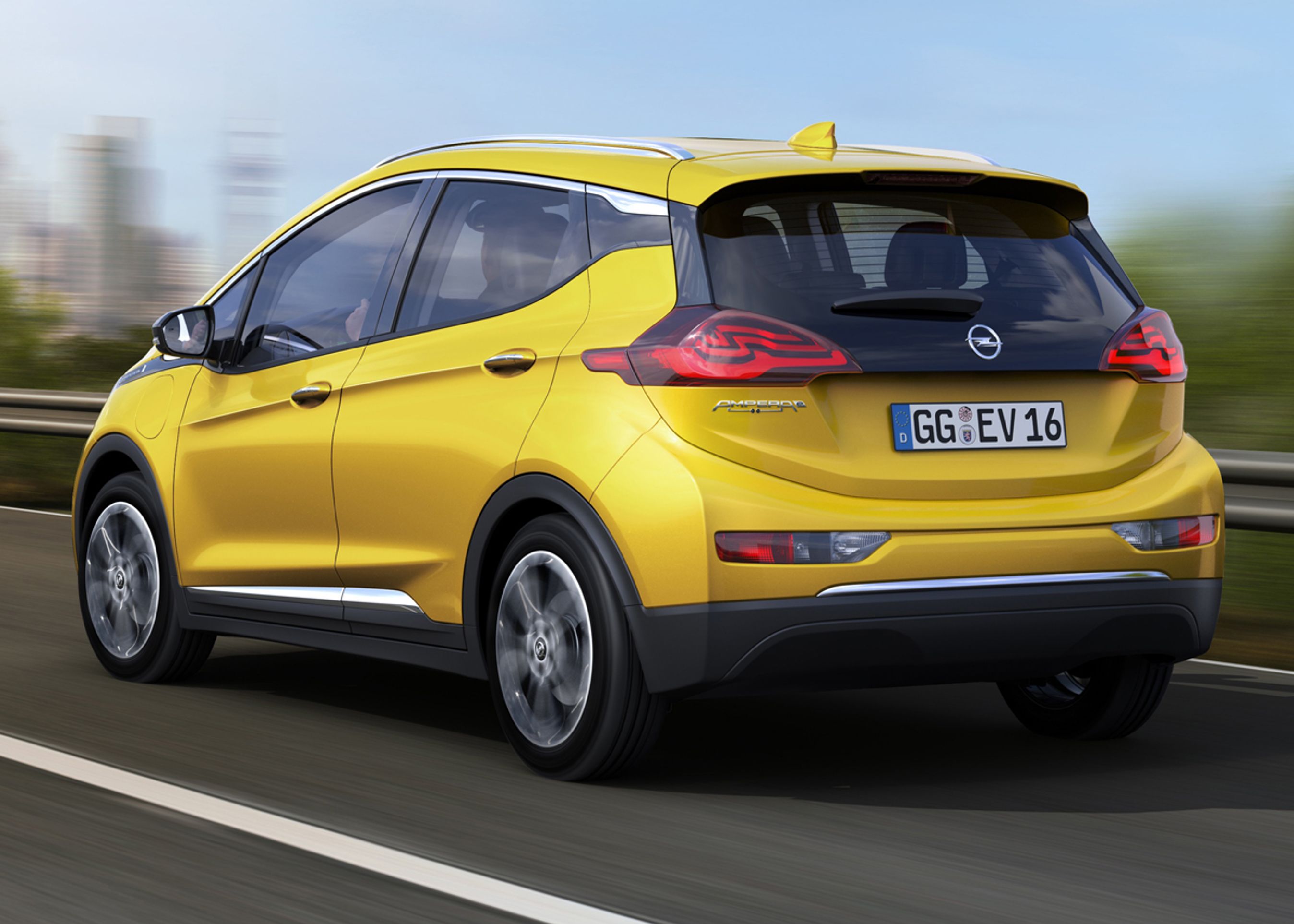 Ampera-e er en fempersoners, ren elektrisk bil. Den skal dyste mod bl.a. Nissan Leaf og VW e-Golf. Fotos: Opel