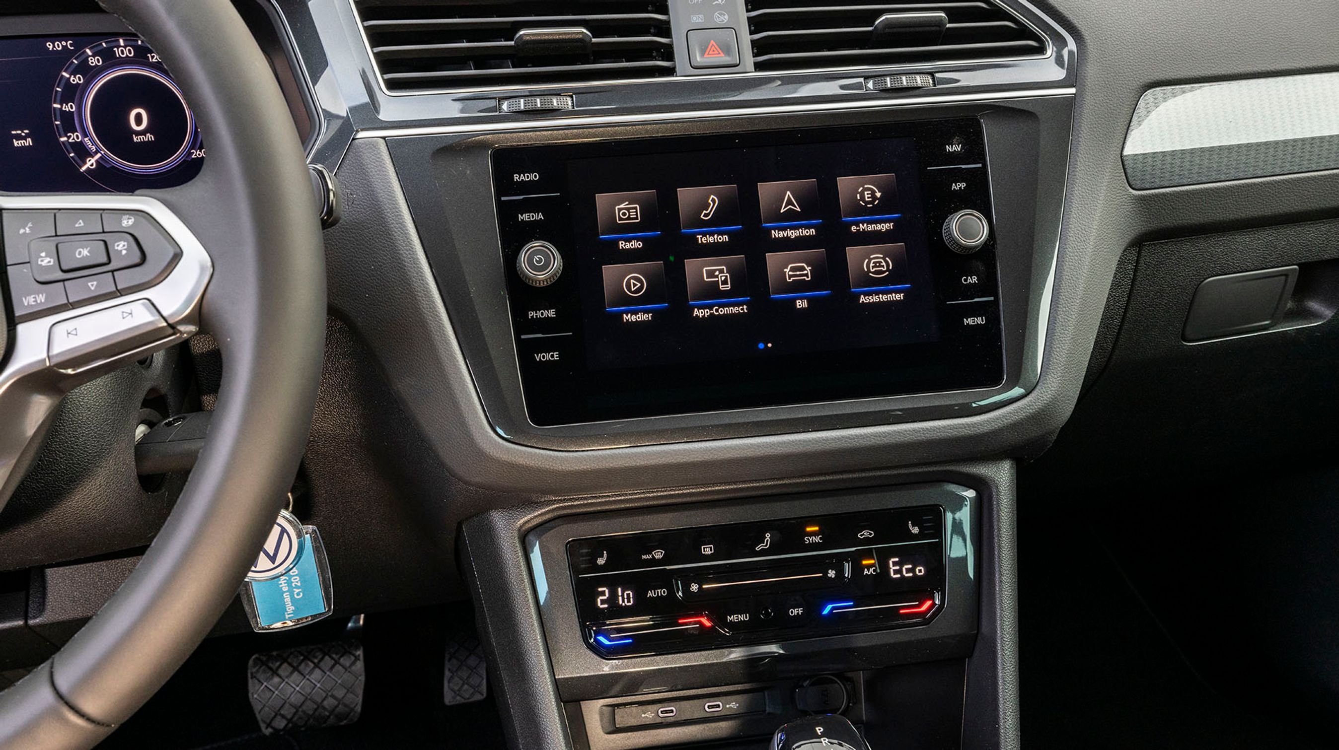 Skærmen i midten er flot integreret, og er let at betjene. Der er danske menuer og mulighed for at koble sin telefon op trådløst til Apple CarPlay eller Android Auto.