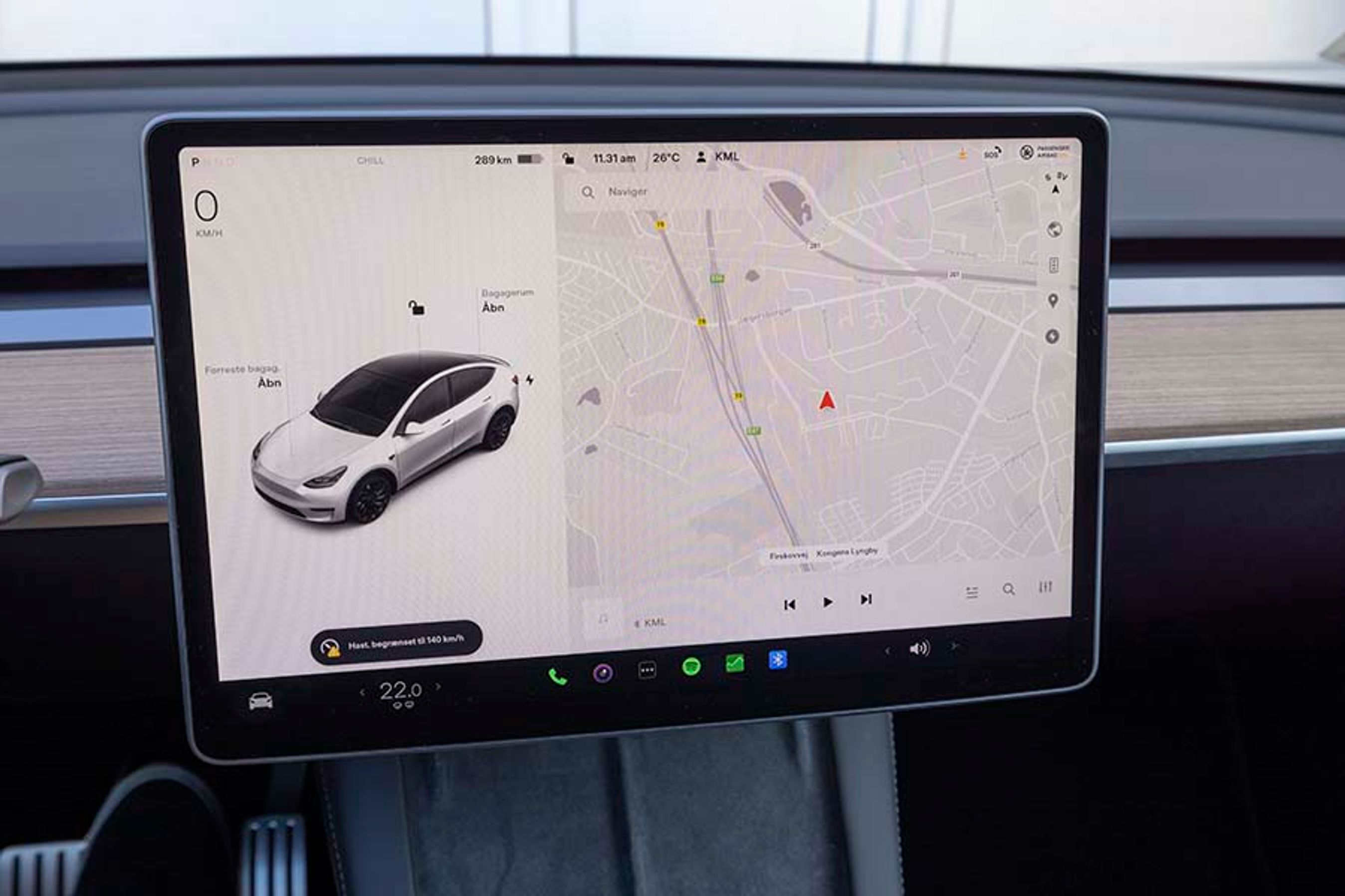 Skærmen er stor, men den skal også rumme nærmest hele betjeningen af bilen. Lidt besværligt, når man skal åbne handskerummet, fordi det ligger inde i en undermenu og ikke bare en knap. 