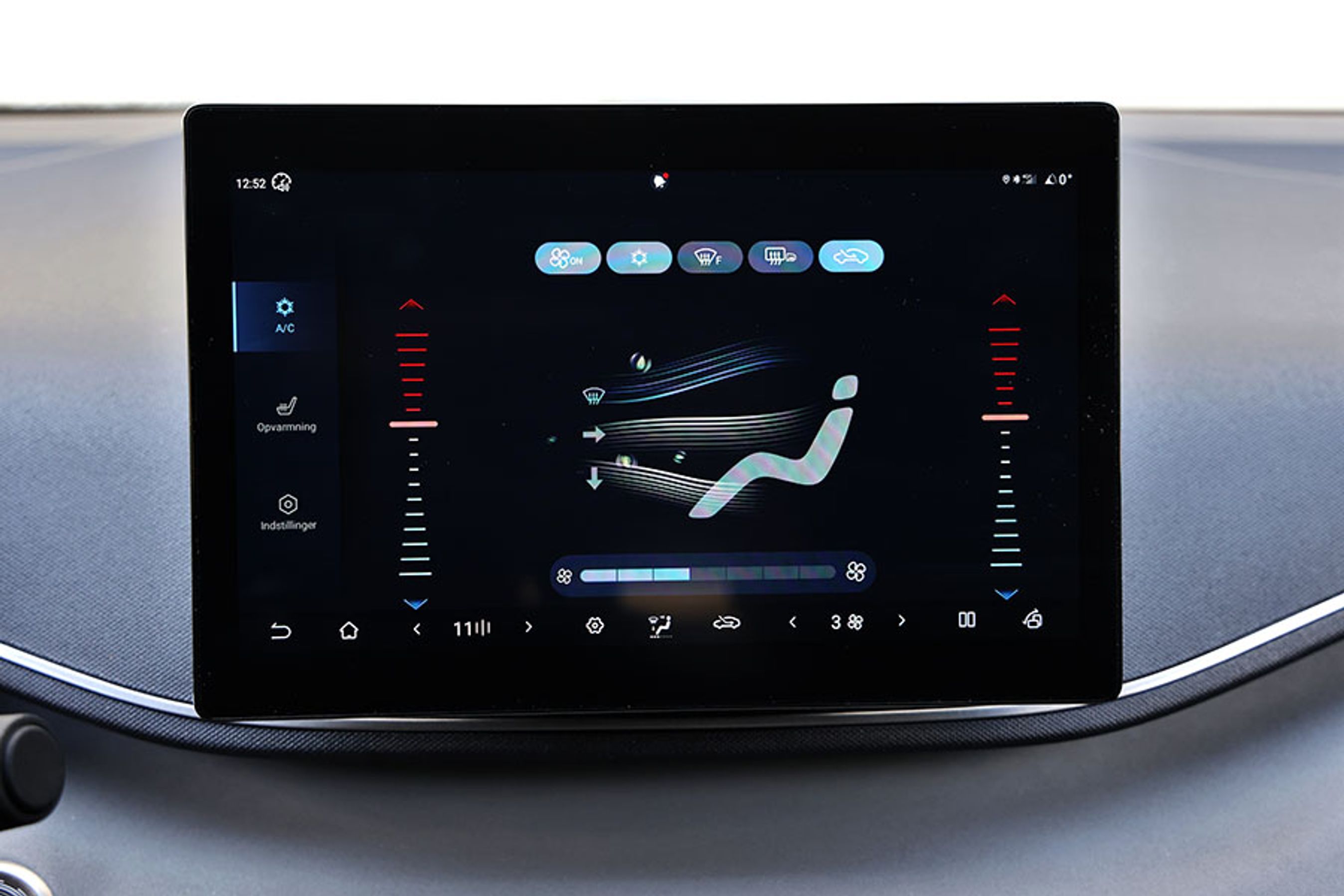 Den store skærm gør det muligt at spejle mobiltelefonen via Apple CarPlay eller Android Auto, og der er også mulighed for at tilgå internettet, når bilen holder stille. Selve skrifttypen og symbolernes størrelse er ikke lette at læse, når man kører.