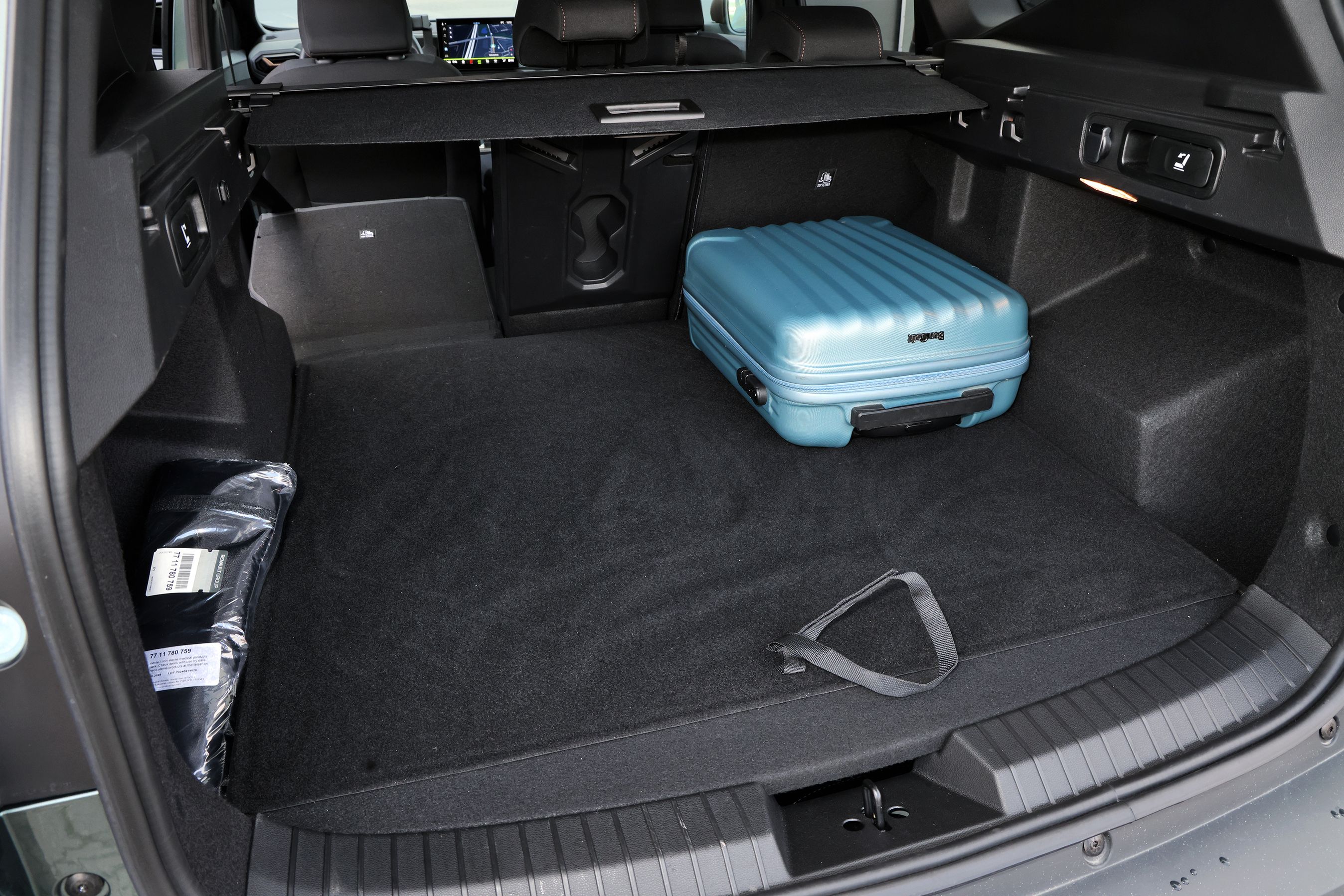 Bagagerum med blå kuffert i Dacia Bigster